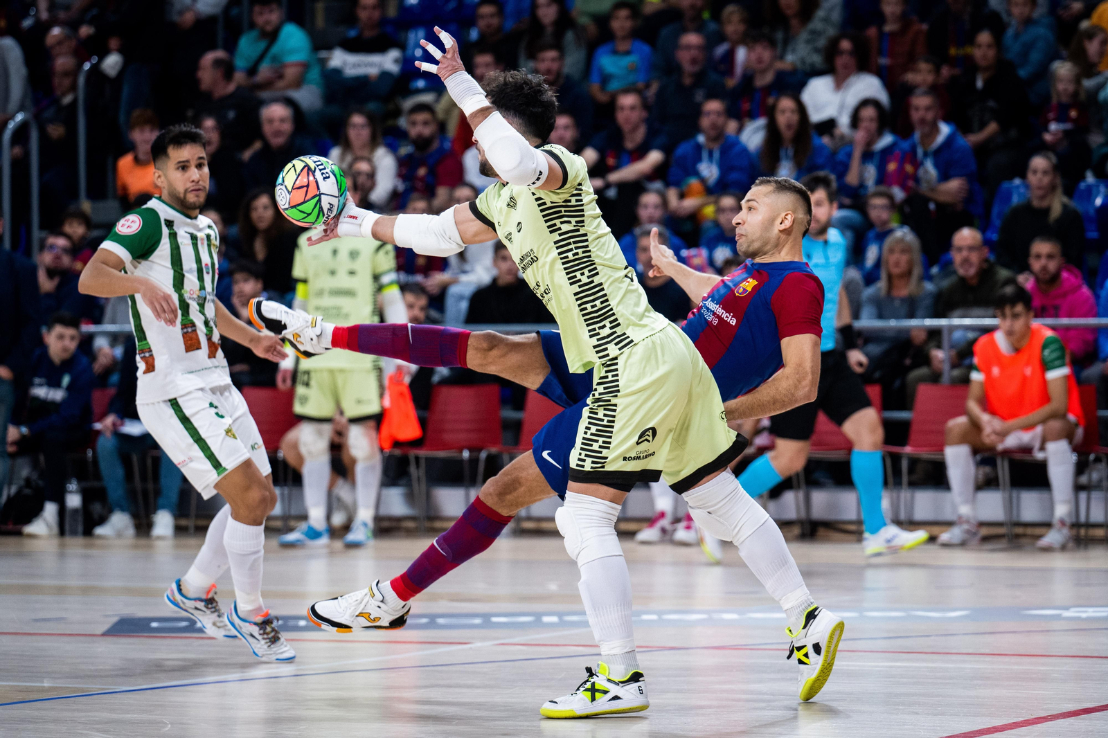 Víctor toca el balón en presencia de Pito. Víctor toca el balón en presencia de Pito.