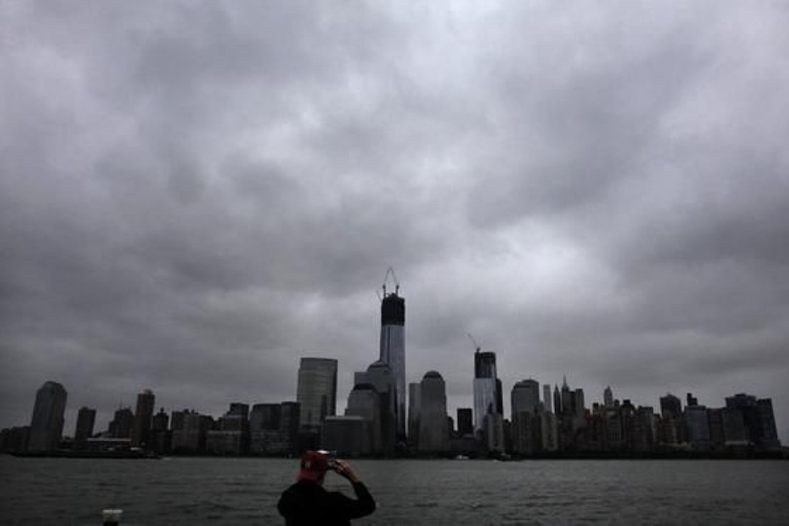 EEUU ya comienza a notar los efectos del huracán que afectará a zonas del litoral como la ciudad de Nueva York.

Foto: REUTERS / AFP