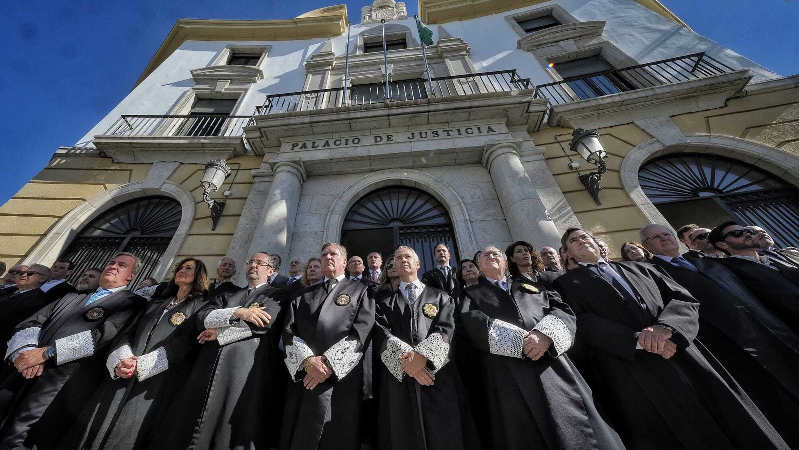 Jueces, fiscales y letrados concentrados ante la Audiencia Provincial.