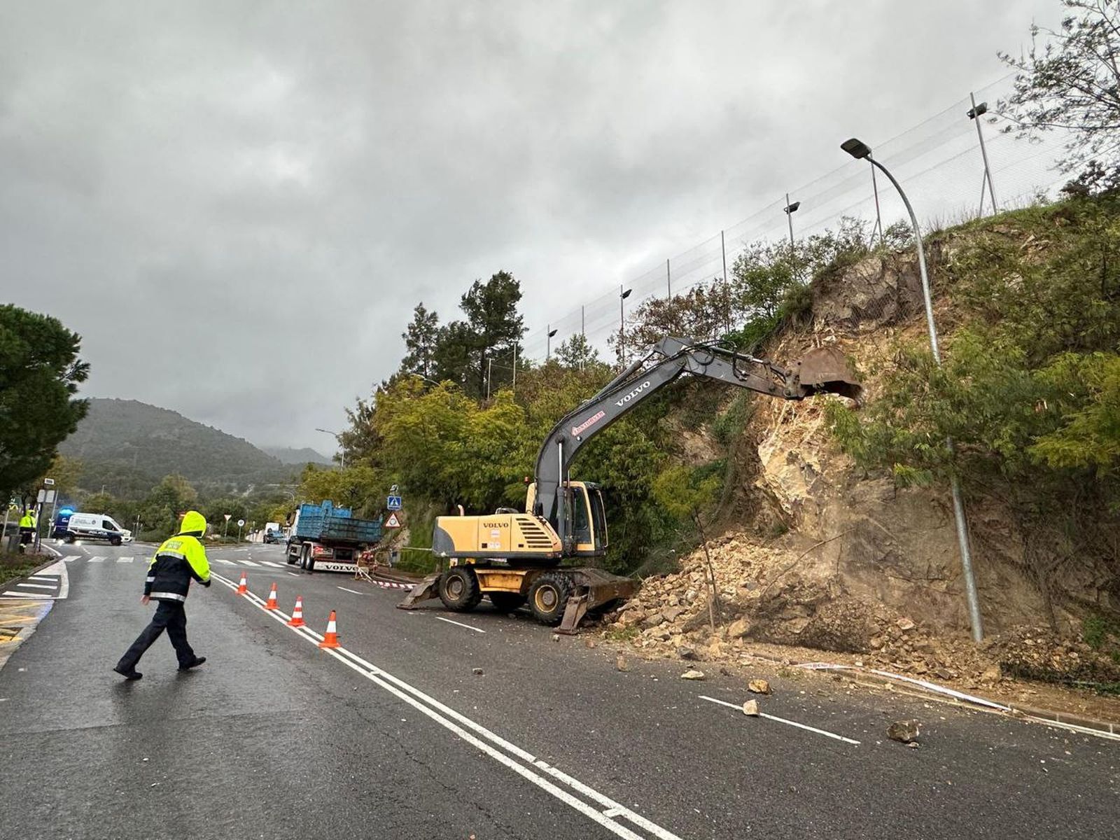 Operarios trabajan en la avenida afectada