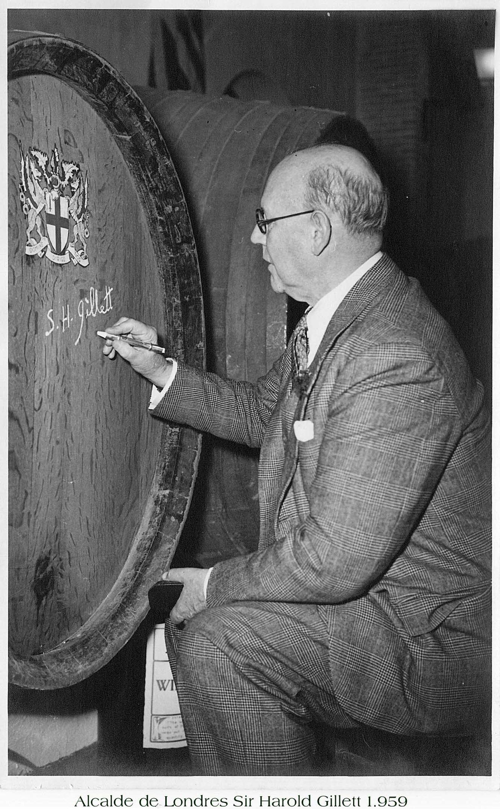 El alcalde de Londres, Sir S. H. Gillet firmando una bota, 1959.