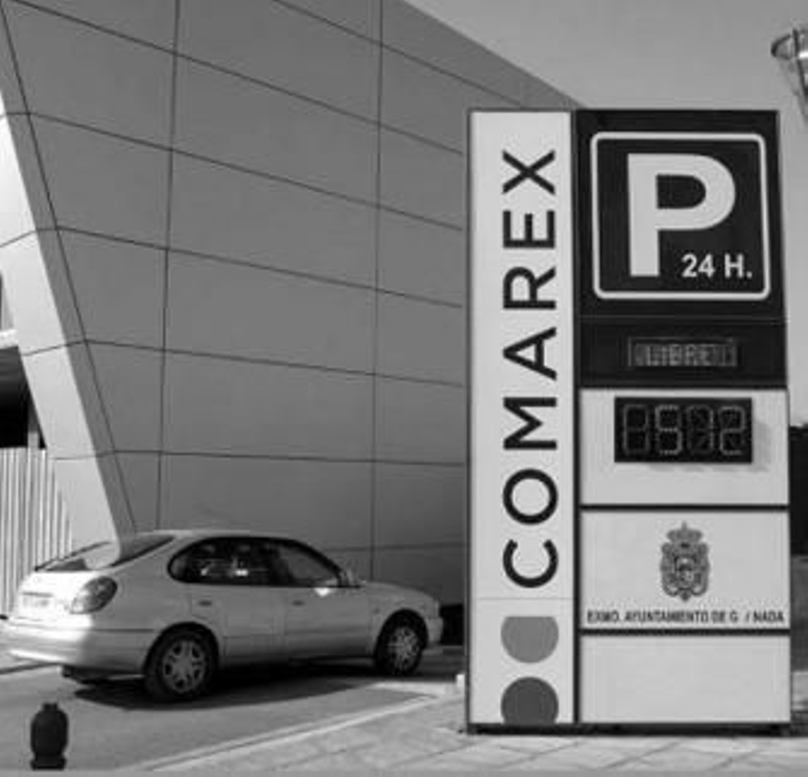 Un coche accede al 'parking' de Neptuno.