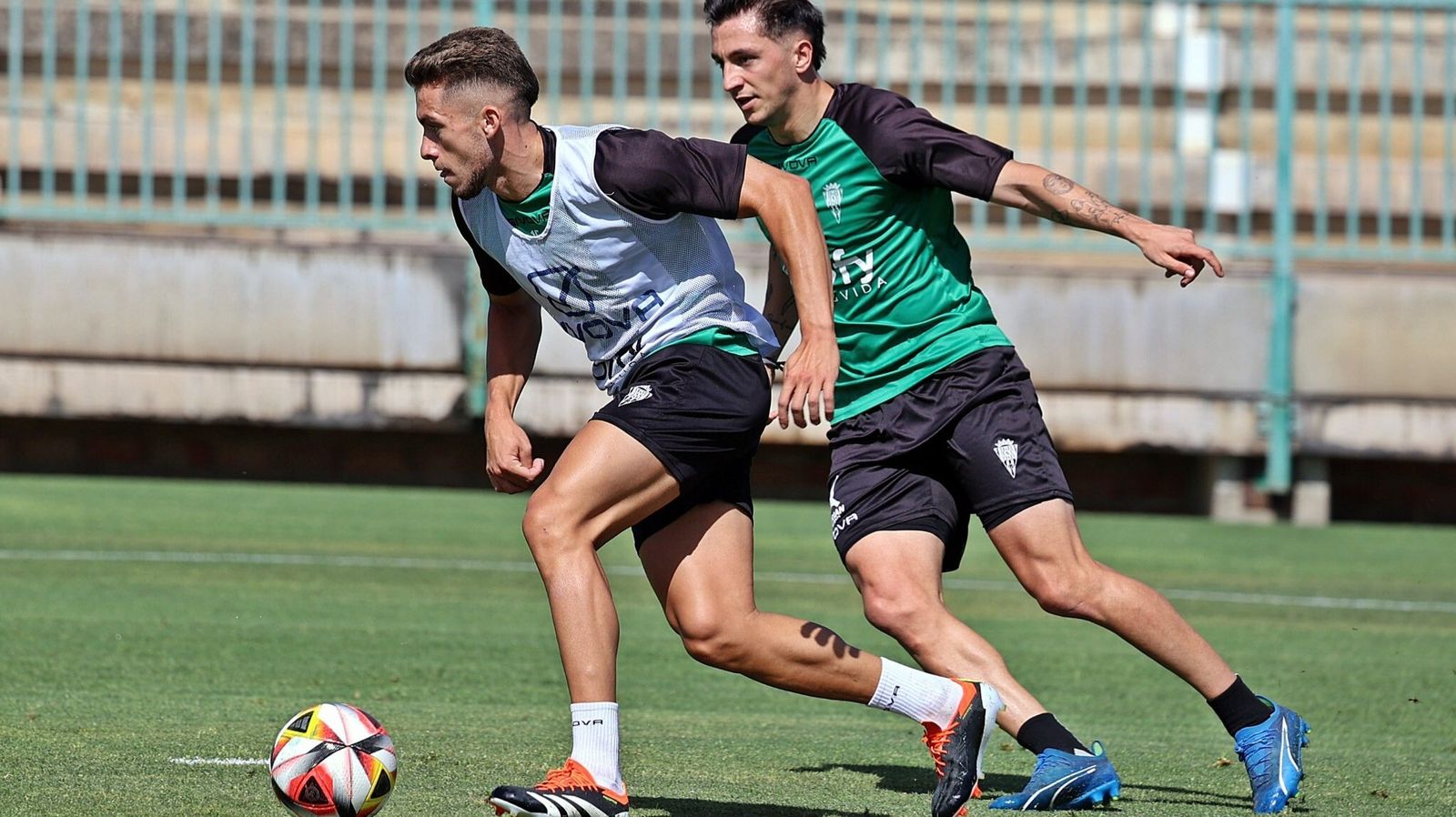 Isma Ruiz conduce el balón perseguido por Carracedo en un entrenamiento del Córdoba CF.