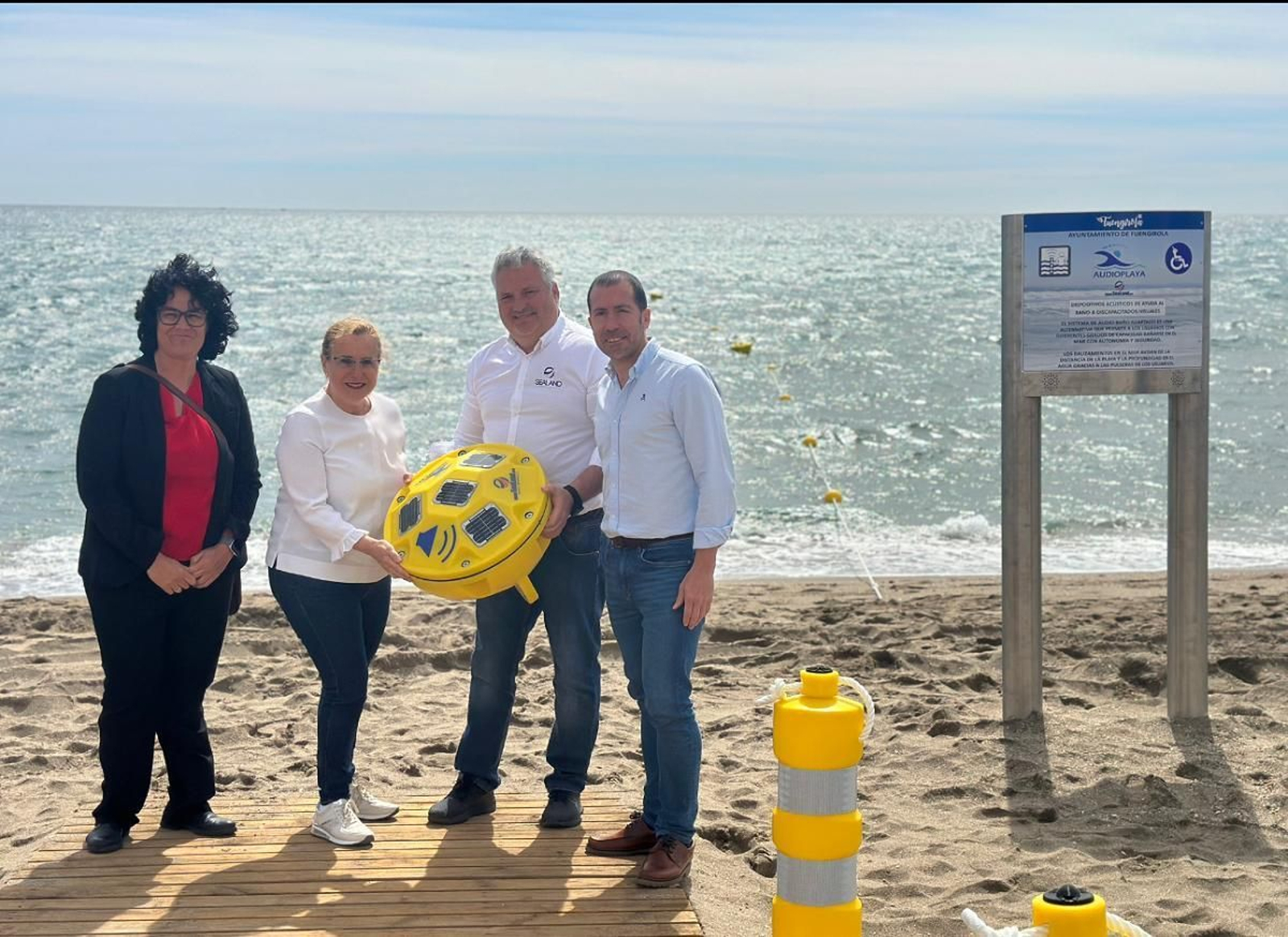 La presentación del nuevo sistema acústico para invidentes en las playas de Fuengirola.