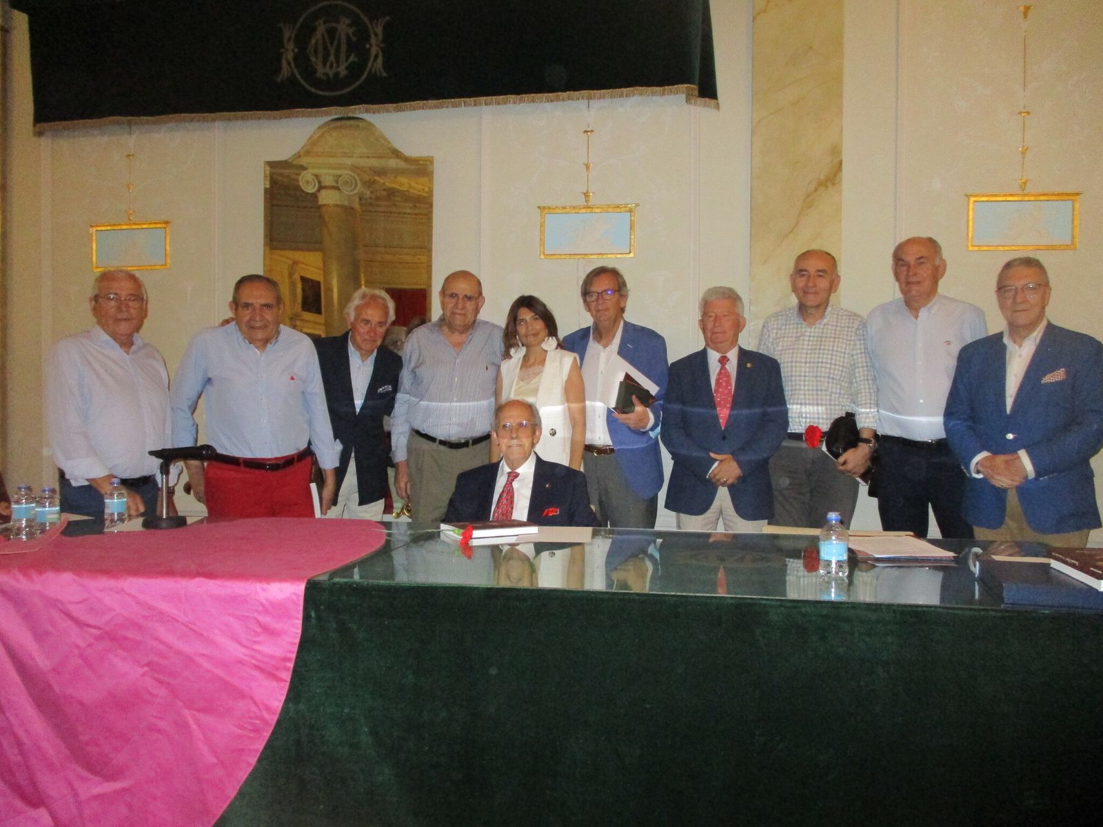 El Dr. Diego Morata y, tras él, la Junta Directiva de Amigos Taurinos de Almería.