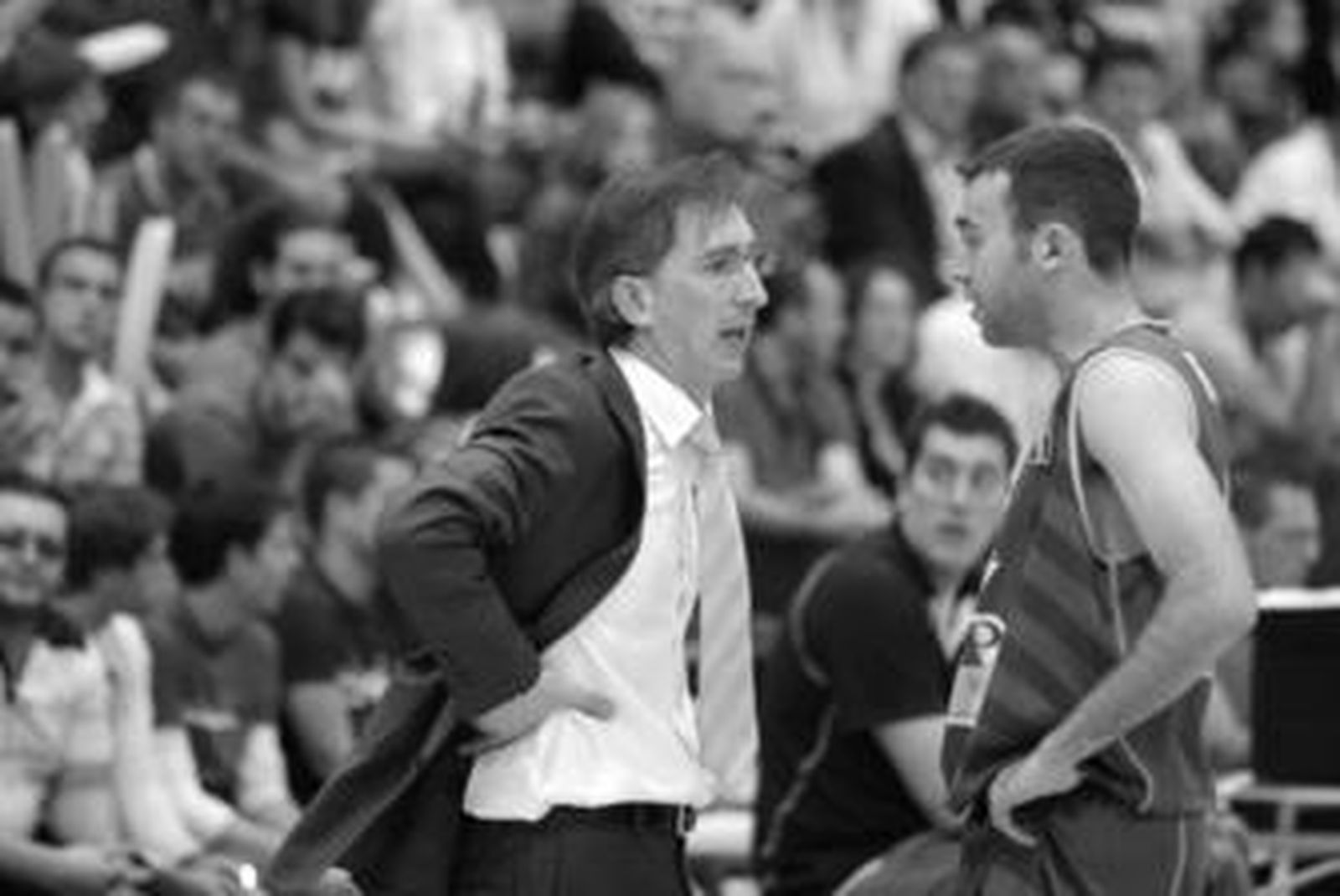 Moncho Fernández dialoga con Pedro Rivero durante el partido.