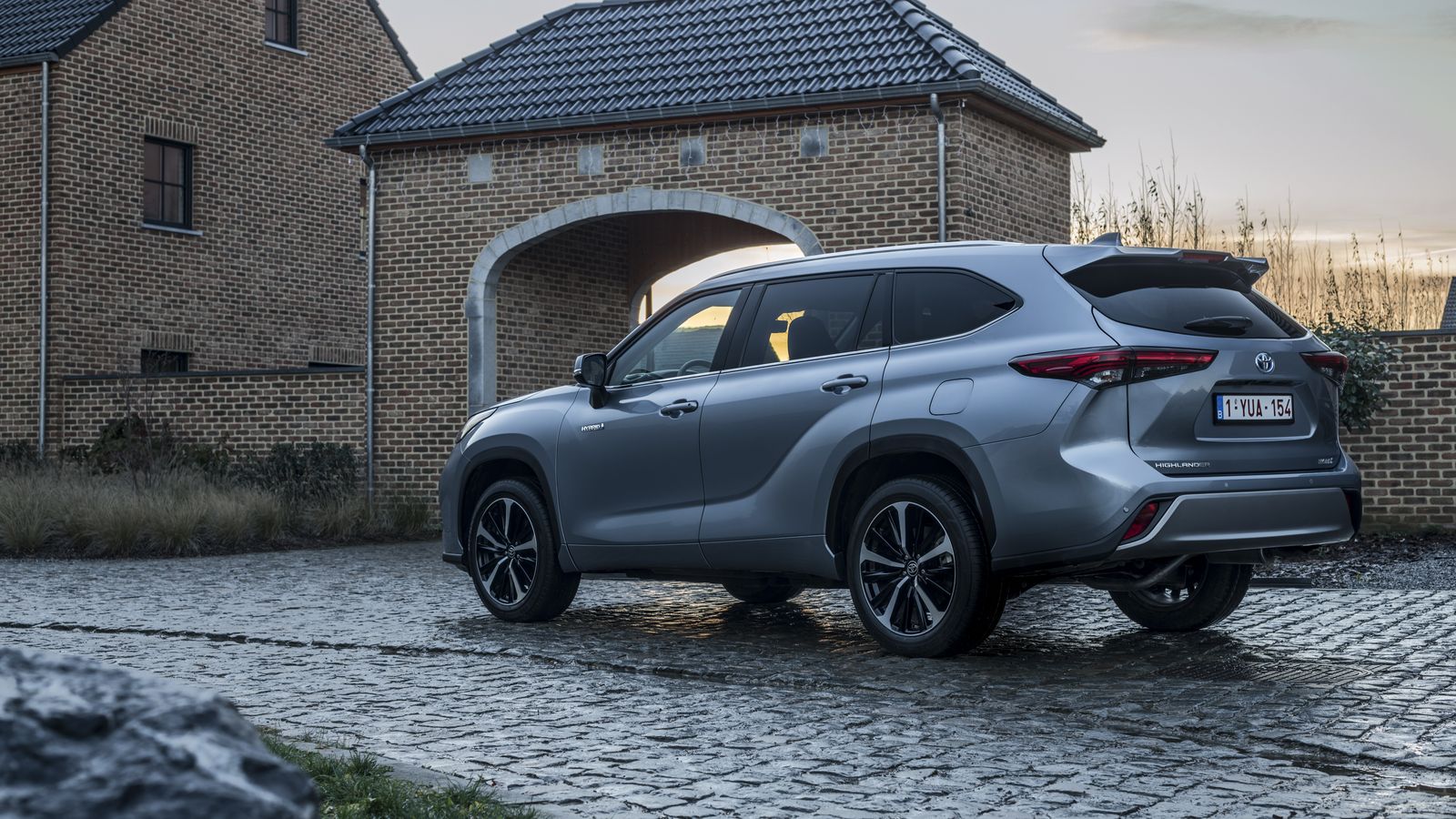 Aún cuando es un SUV pesado, el consumo homologado es muy bajo: sólo 7 l/100 km. No hay otros SUV de su tamaño parecidos, que no sea el RX 450h, que no sean híbridos enchufables.