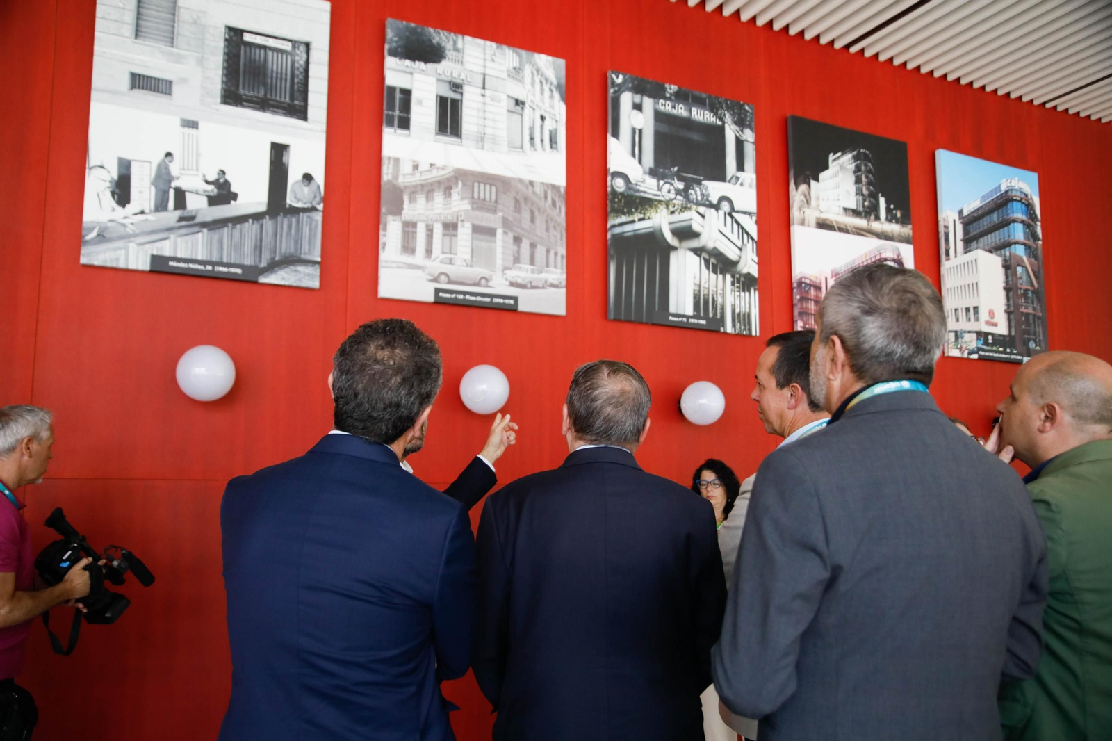 El ministro de Agricultura, Pesca y Alimentación, Luis Planas, visita el Centro Tecnológico Financiero del Grupo Cajamar en el Parque Científico-Tecnológico de Almería (PITA), en imágenes