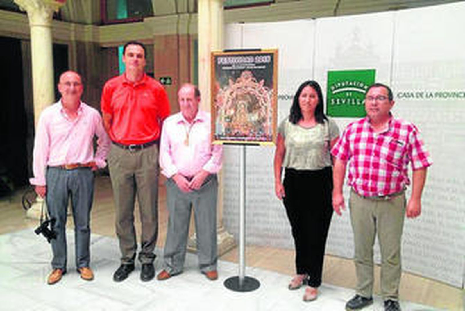 Un momento de la visita de Rodríguez Villalobos a las instalaciones de Anís Los Hermanos.