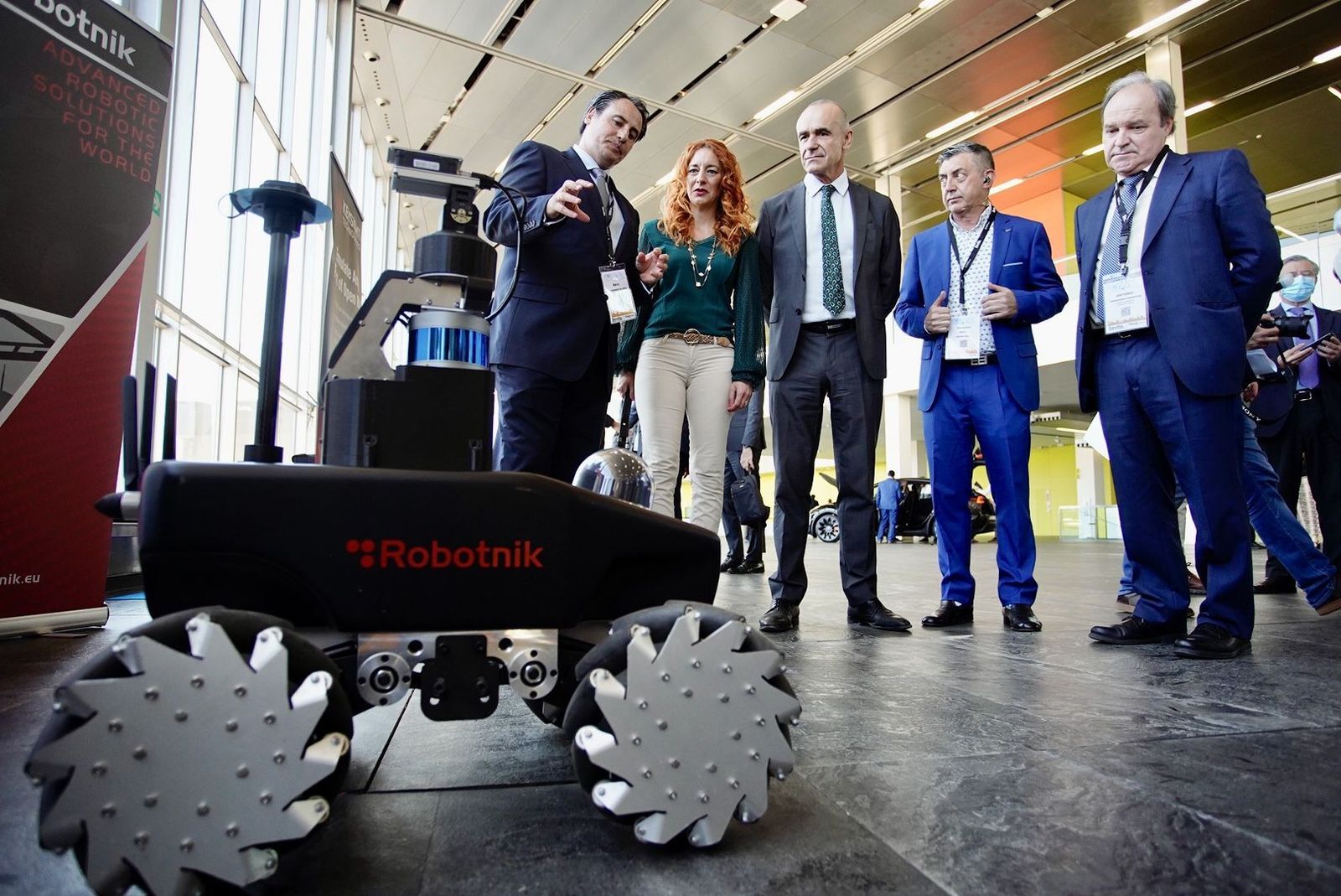 El alcalde de Sevilla, Antonio Muñoz, junto a la delegada de Modernización Digital, Clara Macías; el CEO de Medina Media Events, Ricardo Medina, y el subdirector general de Planificación y Gestión del Espectro Radioeléctrico del Ministerio de Asuntos Económicos y Transformación Digital, Antonio Fernández-Paniagua, en el estreno de 5G Forum.