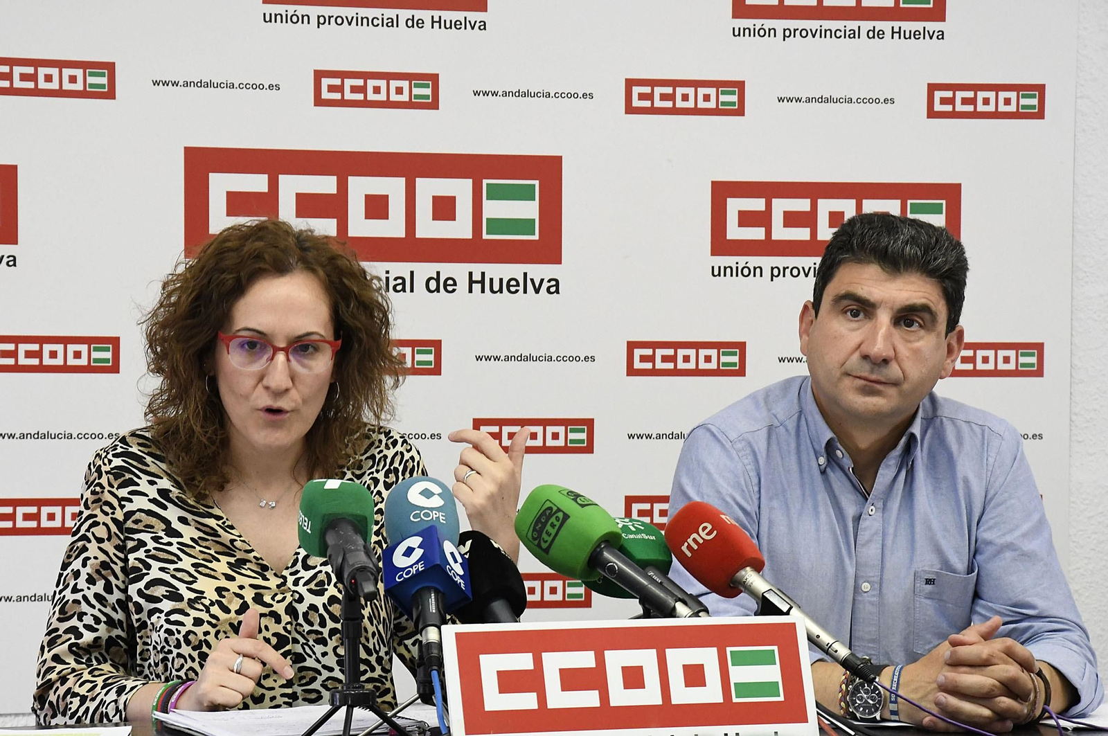 La secretaria general de CCOO-A, Nuria López, y el secretario general del sindicato en Huelva, Emilio Fernández.