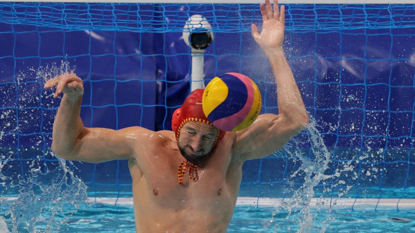 El portero español Daniel López, una de las grandes figuras, detiene un lanzamiento.