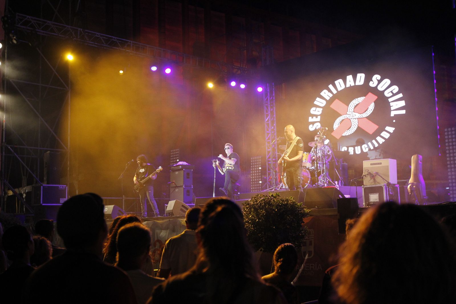 El grupo valenciano, Seguridad Social, destacó varias canciones que fueron himnos en los años 80 y 90 para el rock español