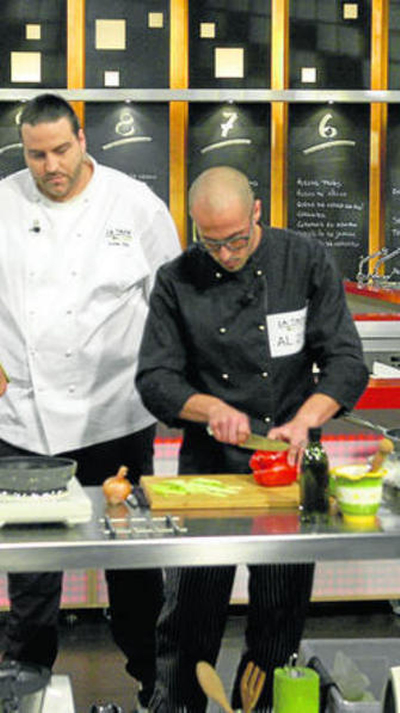 Xanty Elías supervisa a uno de los concursantes de 'La Tapa es nuestra'.