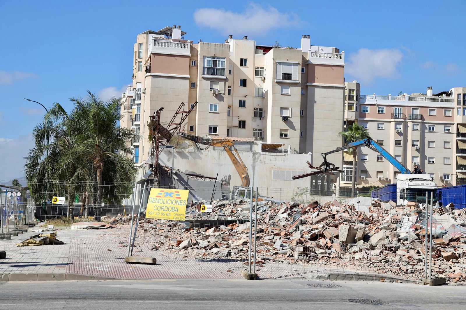 Las antiguas cocheras de Portillo reducidas a escombros en fotos