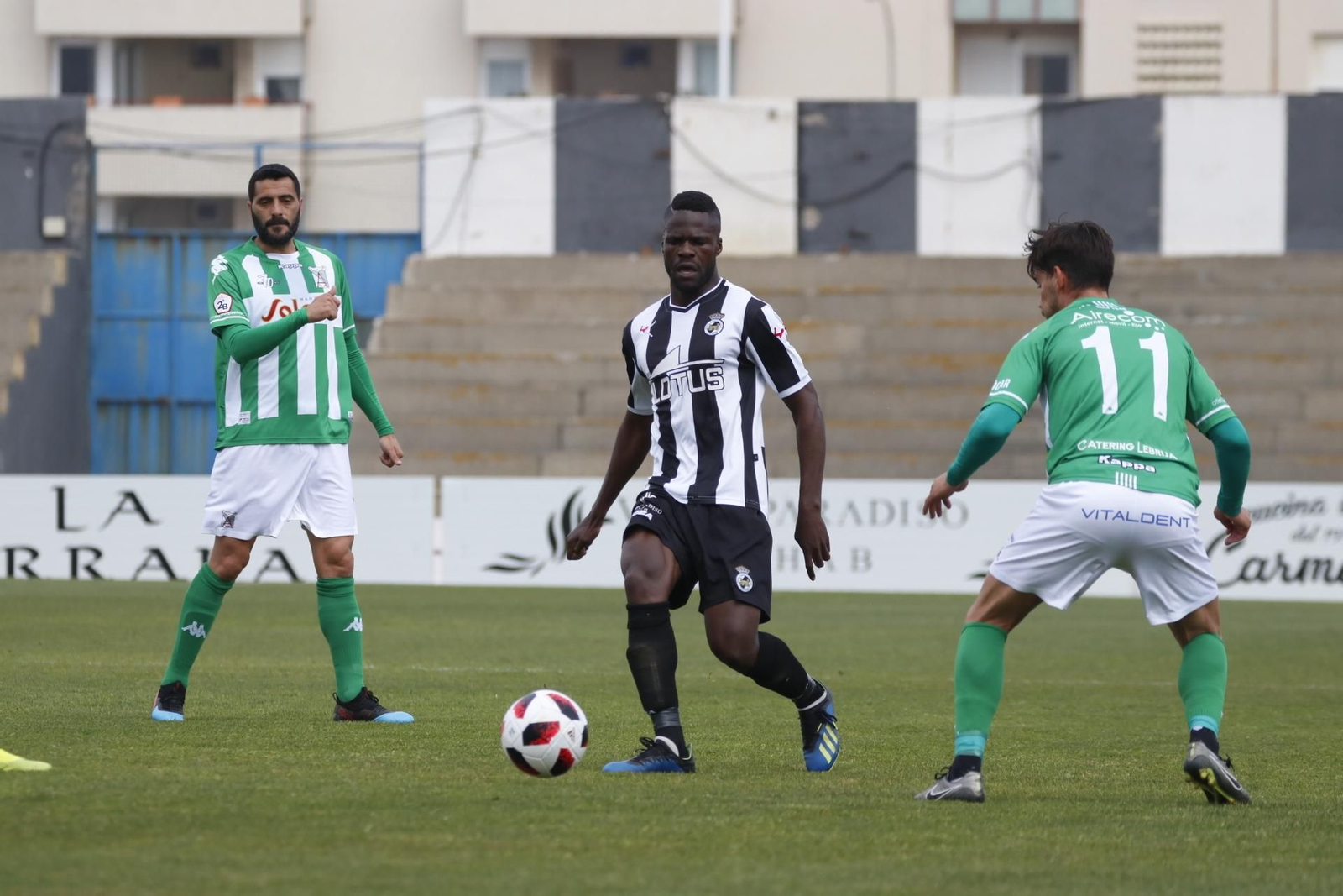 Sana ejecuta un pase en un partido de liga con la Balona.