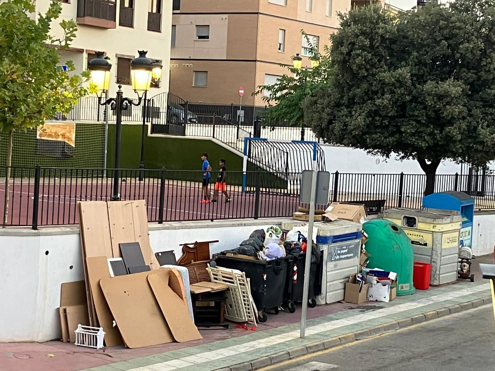 Contenedores de basura desbordados en Las Gabias