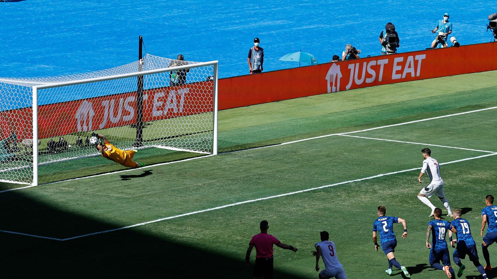 Dubravka detiene el penalti lanzado por MOrata.