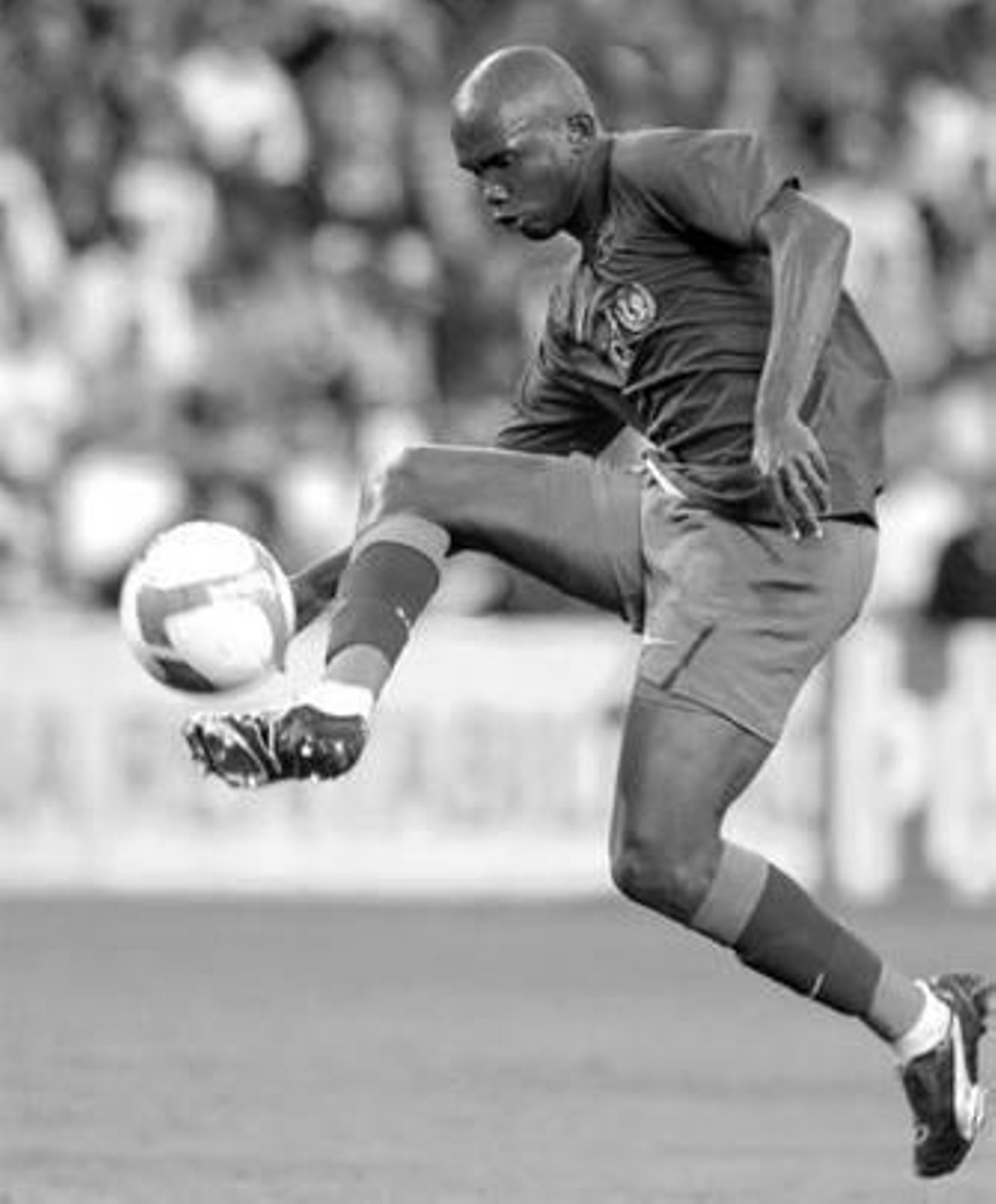 Eto'o, en el momento de hacer la vaselina que supuso el 0-1.