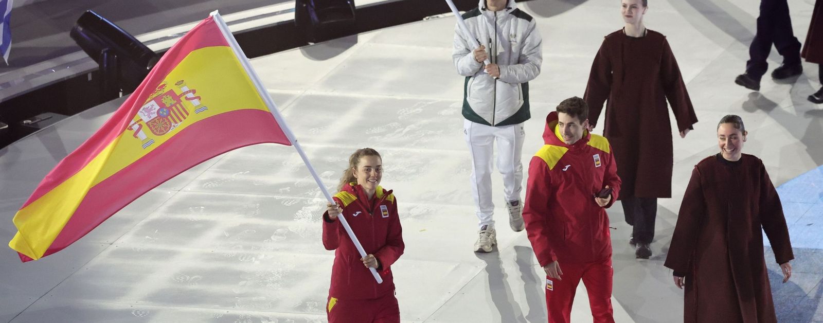 Ana Alonso porta la bandera mientras Oriol Cardona la mira durante la ceremonia de clausura.