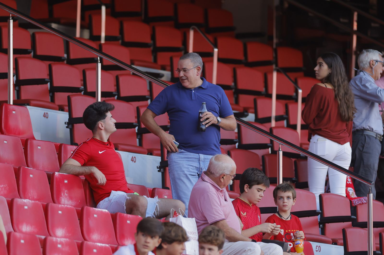 Búscate en las fotos del Sevilla-Almería