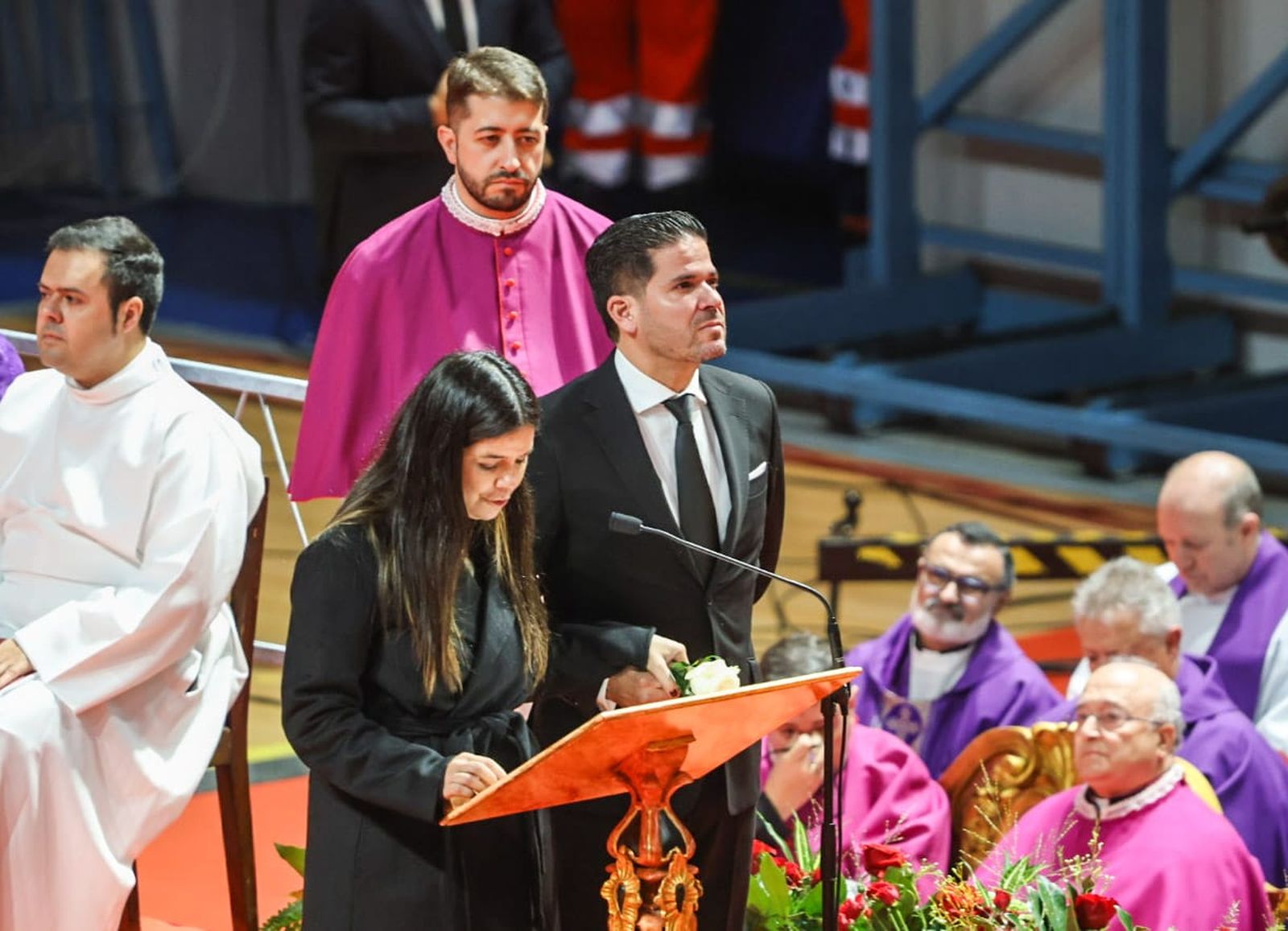 Liliana Sáenz de la Torre junto a su hermano Fidel en la Misa funeral por las víctimas.