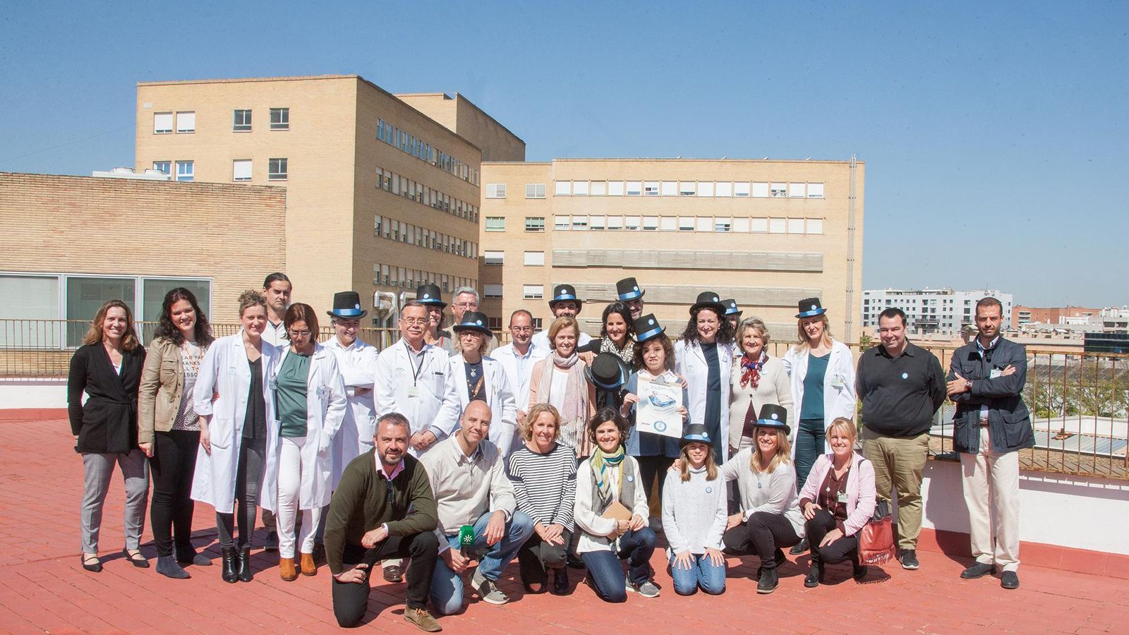 Foto de grupo en la presentación del proyecto en la azotea del Hospital Infantil.