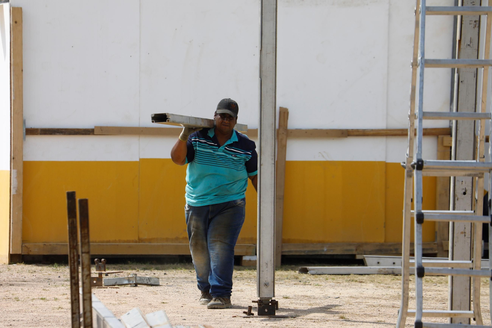 Los preparativos de las casetas de la Feria de Córdoba, en imágenes