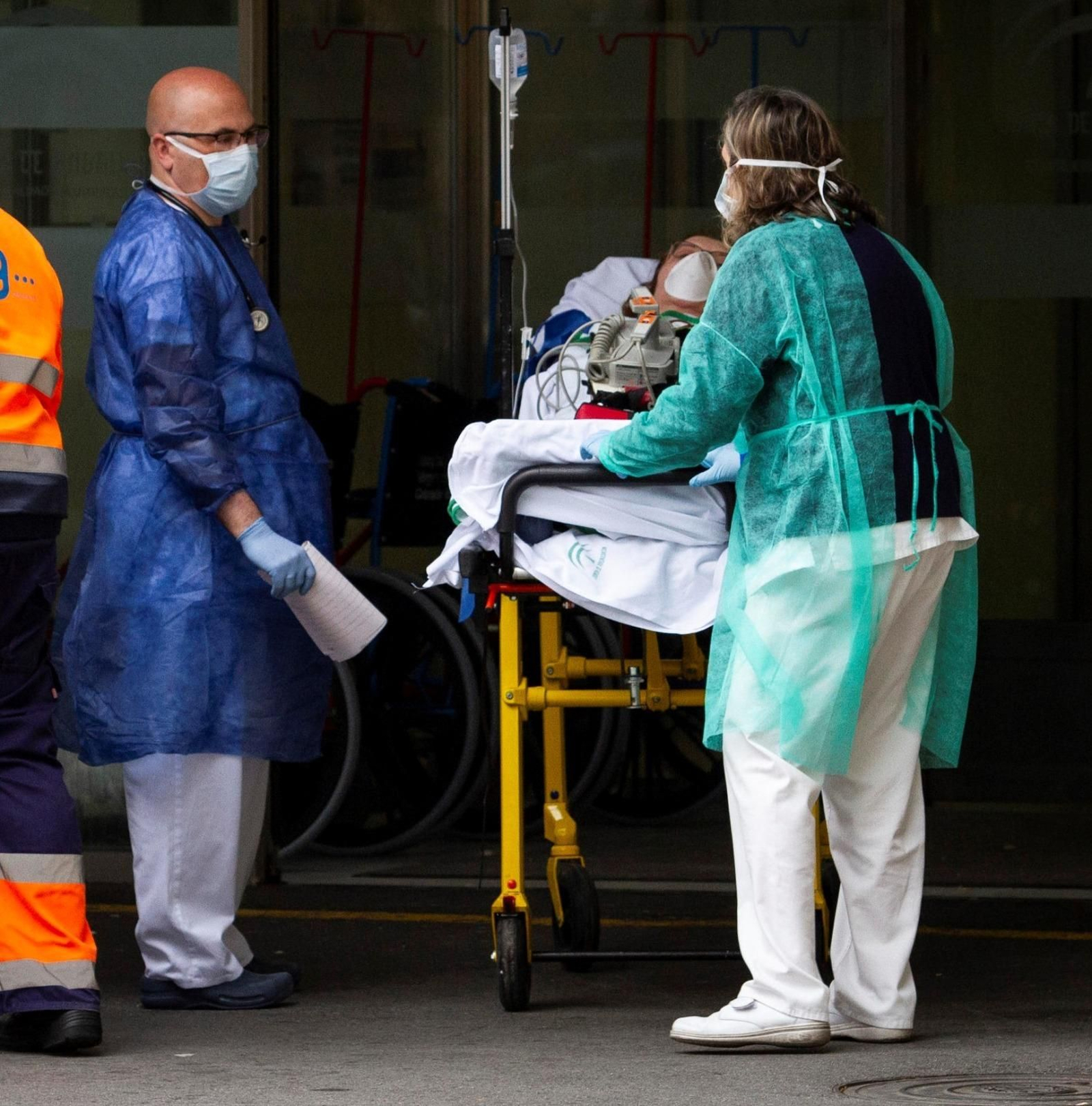 Profesionales sanitarios trasladan a un paciente.