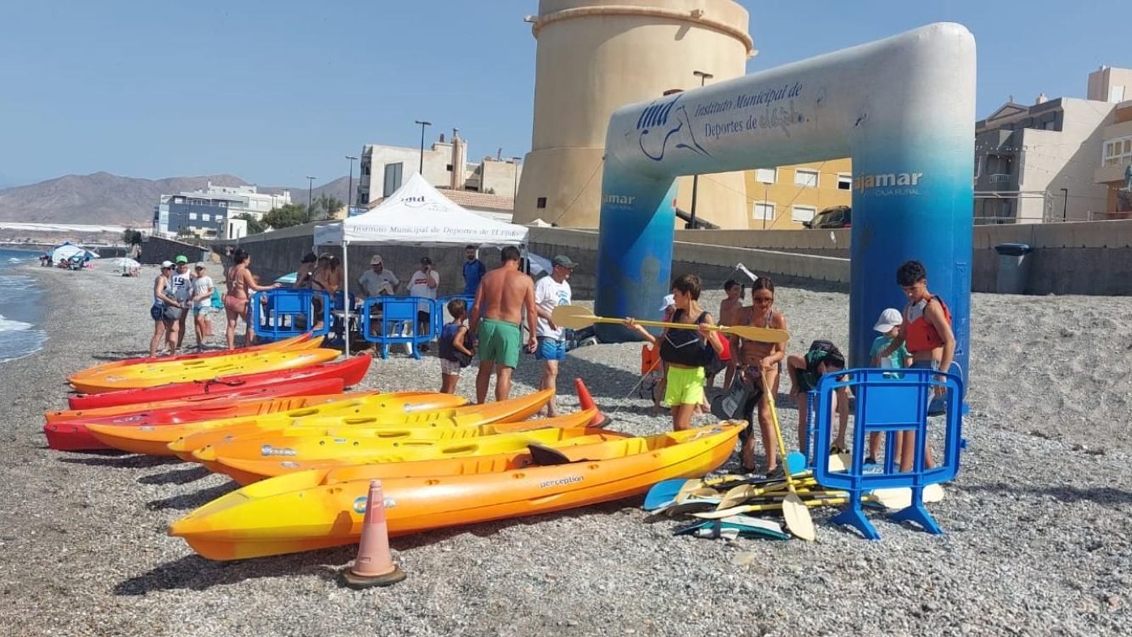 El IMD anima a disfrutar del mar y el deporte en Balerma con el Día de la Piragua.