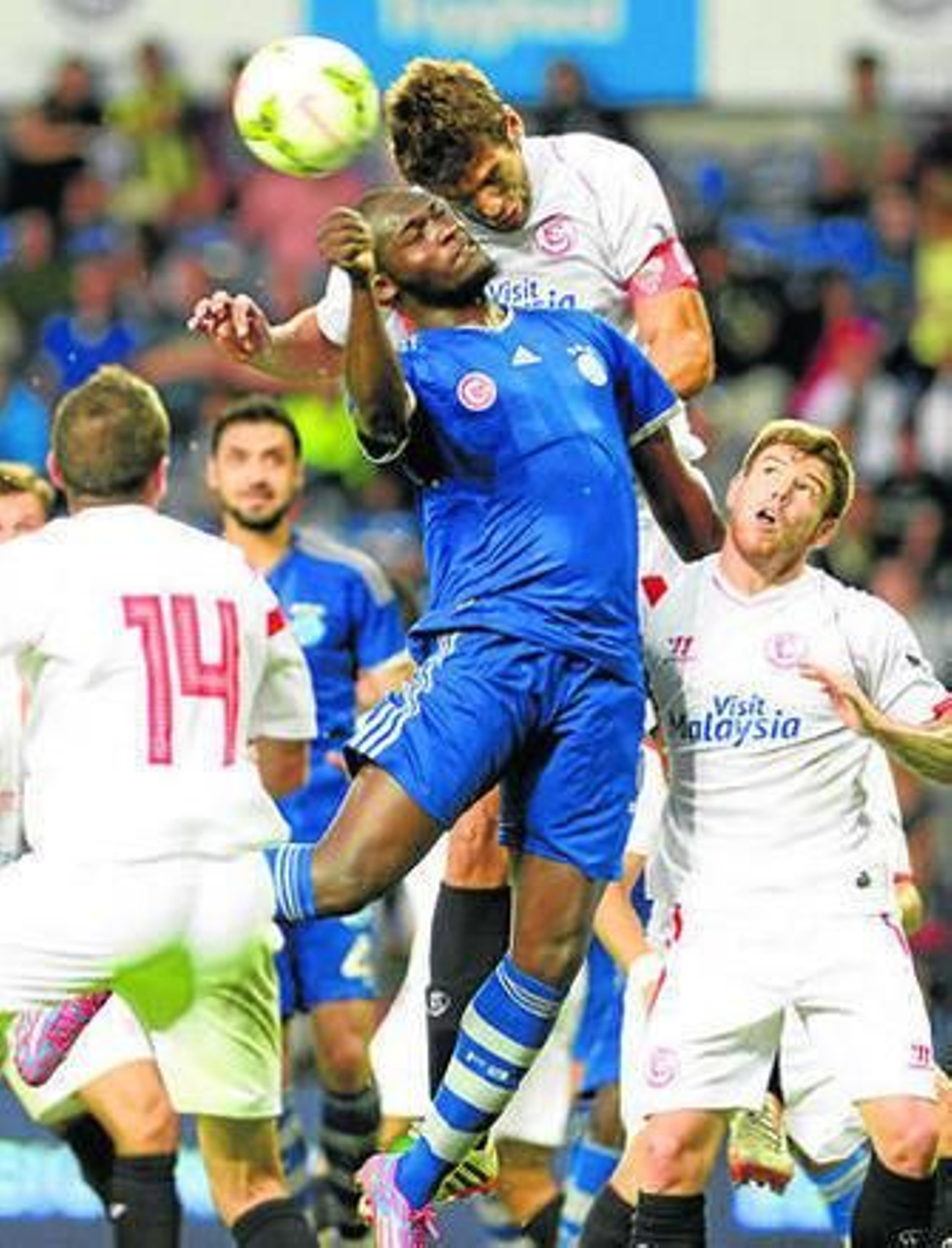 Fazio, imponente, salta por encima de Webó en un balón colgada al área sevillista.