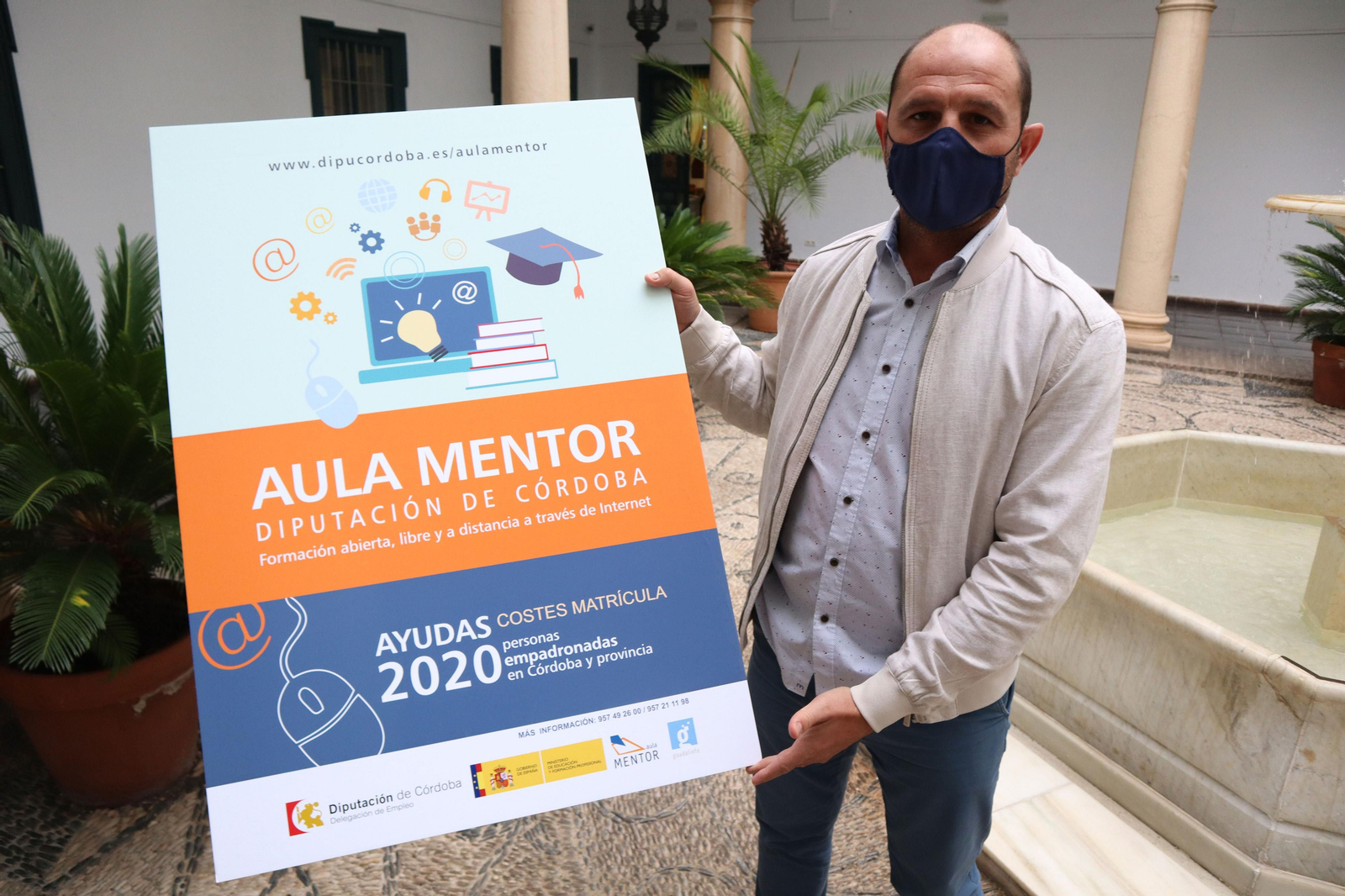 Miguel Ruz, durante la presentación de las ayudas para las matrículas de Aula Mentor.