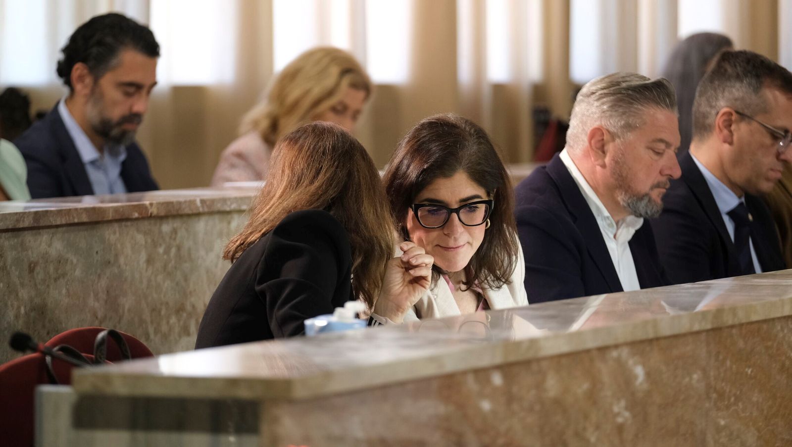 Vanesa Lara escucha a María del Mar García Lorca en un momento del Pleno