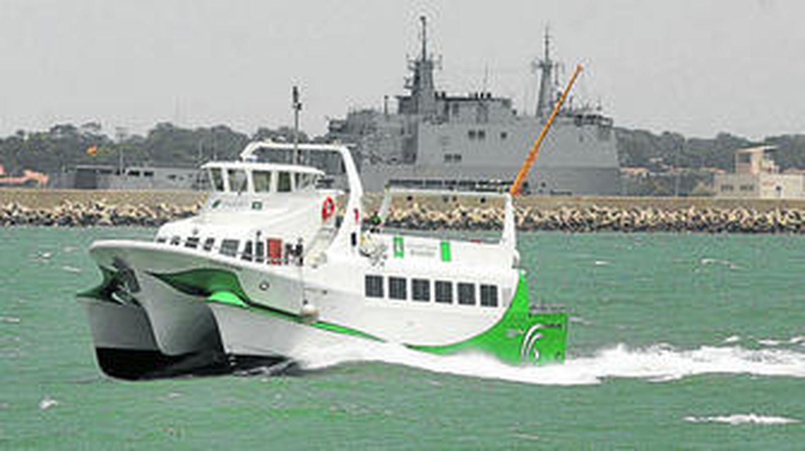 Una imagen de archivo del catamarán pasando por las cercanías de la Base de Rota.