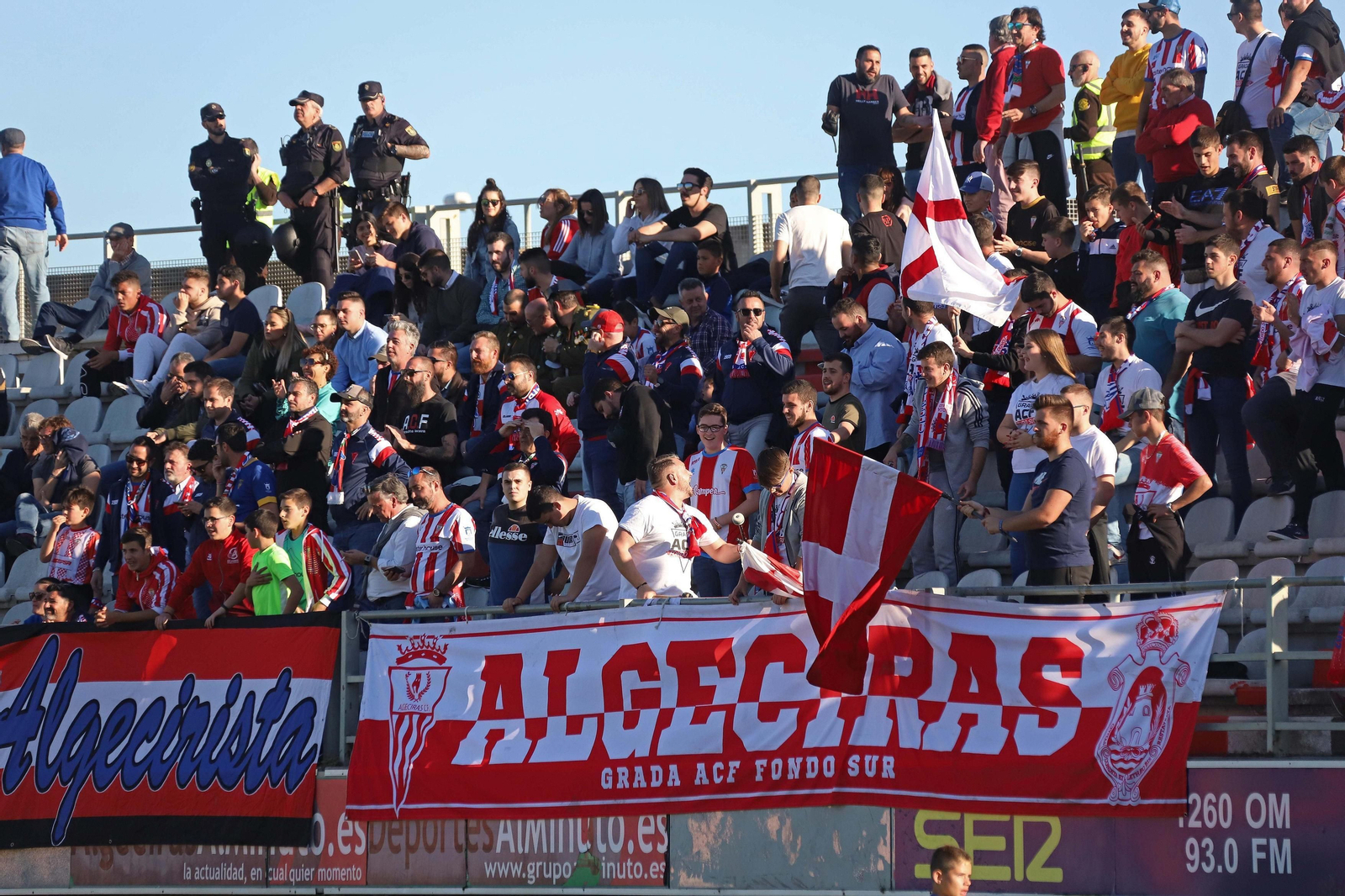 Aficionados algeciristas, apiñados en el fondo de animación del Nuevo Mirador.