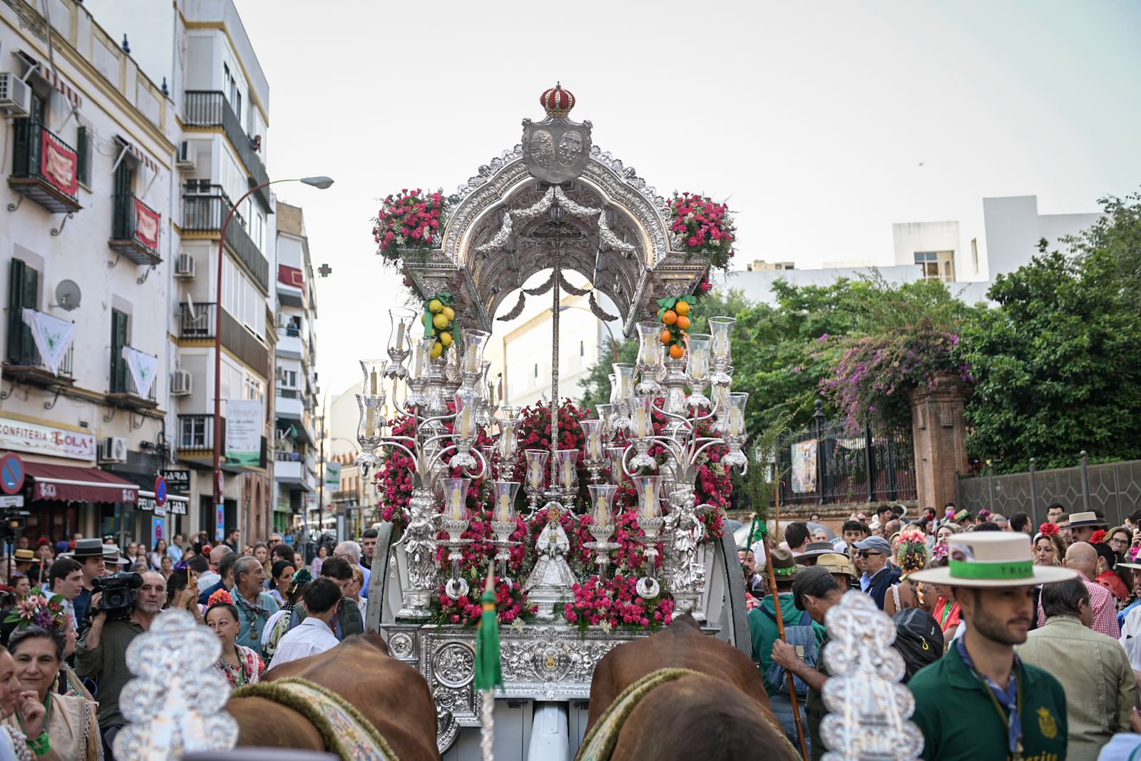 La salida de la Hermandad Triana del Rocío en 2025, en imágenes