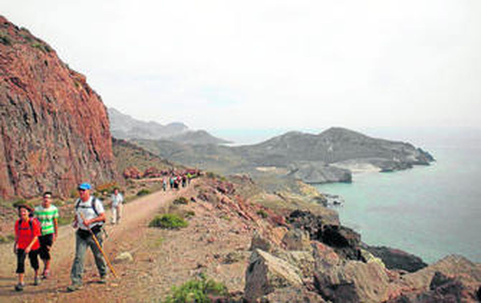Una de las numerosas rutas senderistas que se realizan en la provincia de Almería, en este caso por el litoral que baña el Parque Natural Cabo de Gata-Níjar.