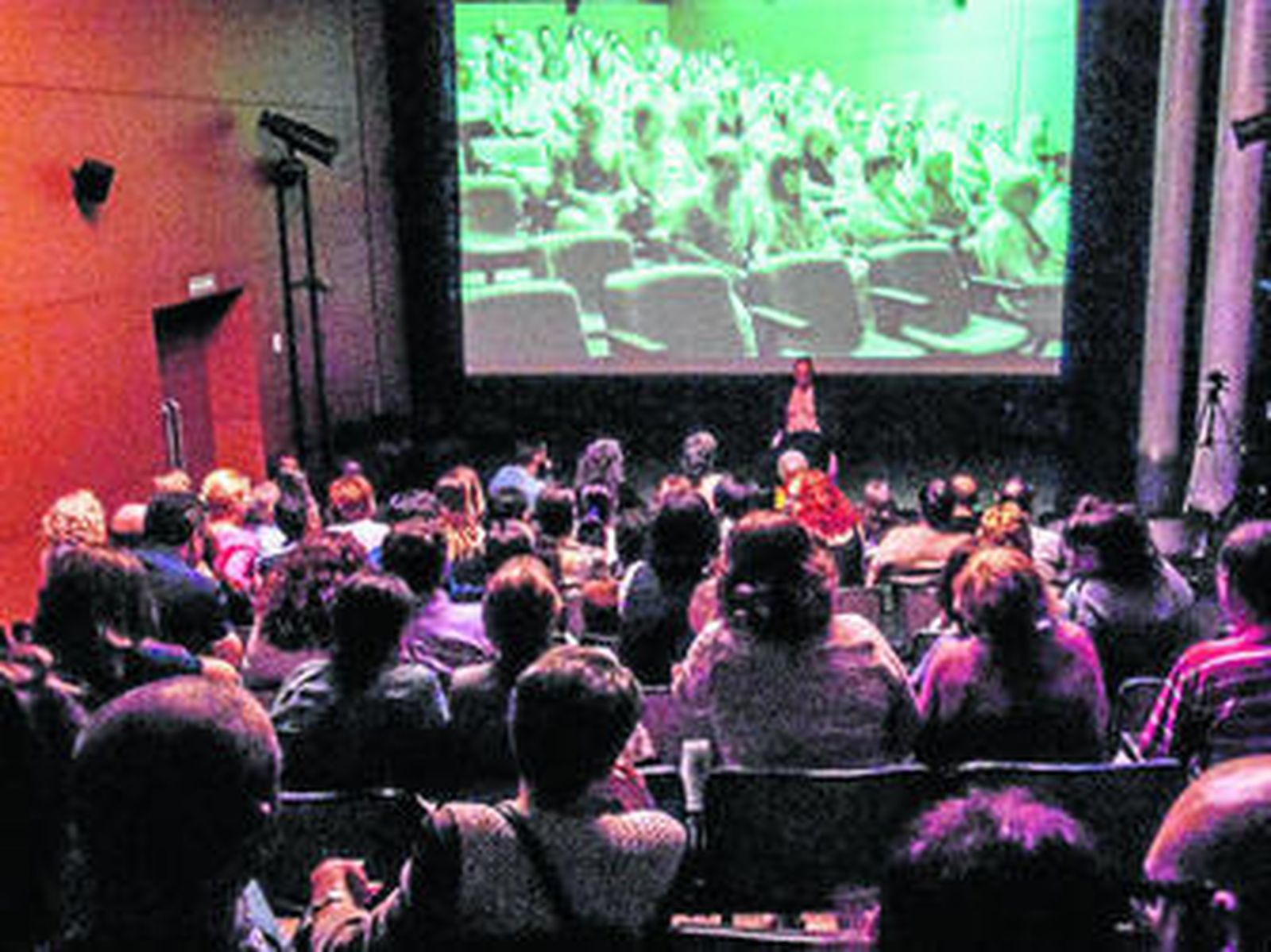 El público contemplándose en el escenario, ya que fueron grandes protagonistas de la obra.