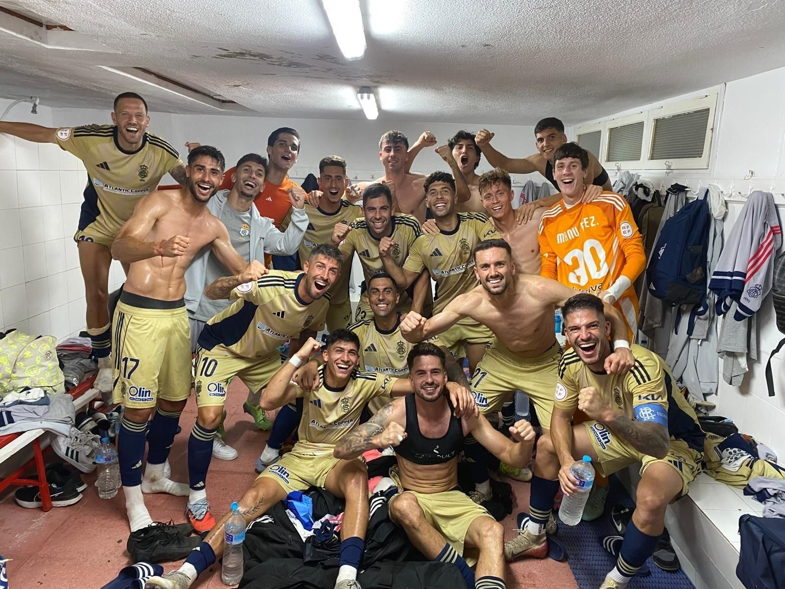 La plantilla celebra la victoria ante La Unión.