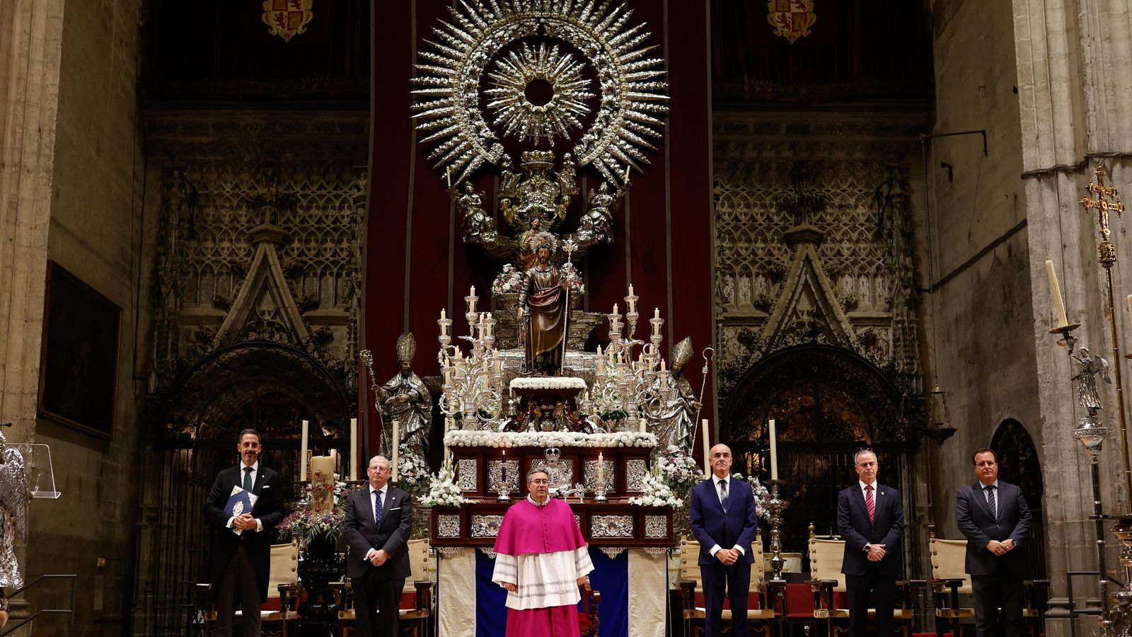 Las autoridades religiosas, políticas y civiles asistentes al Pregón de las Glorias.