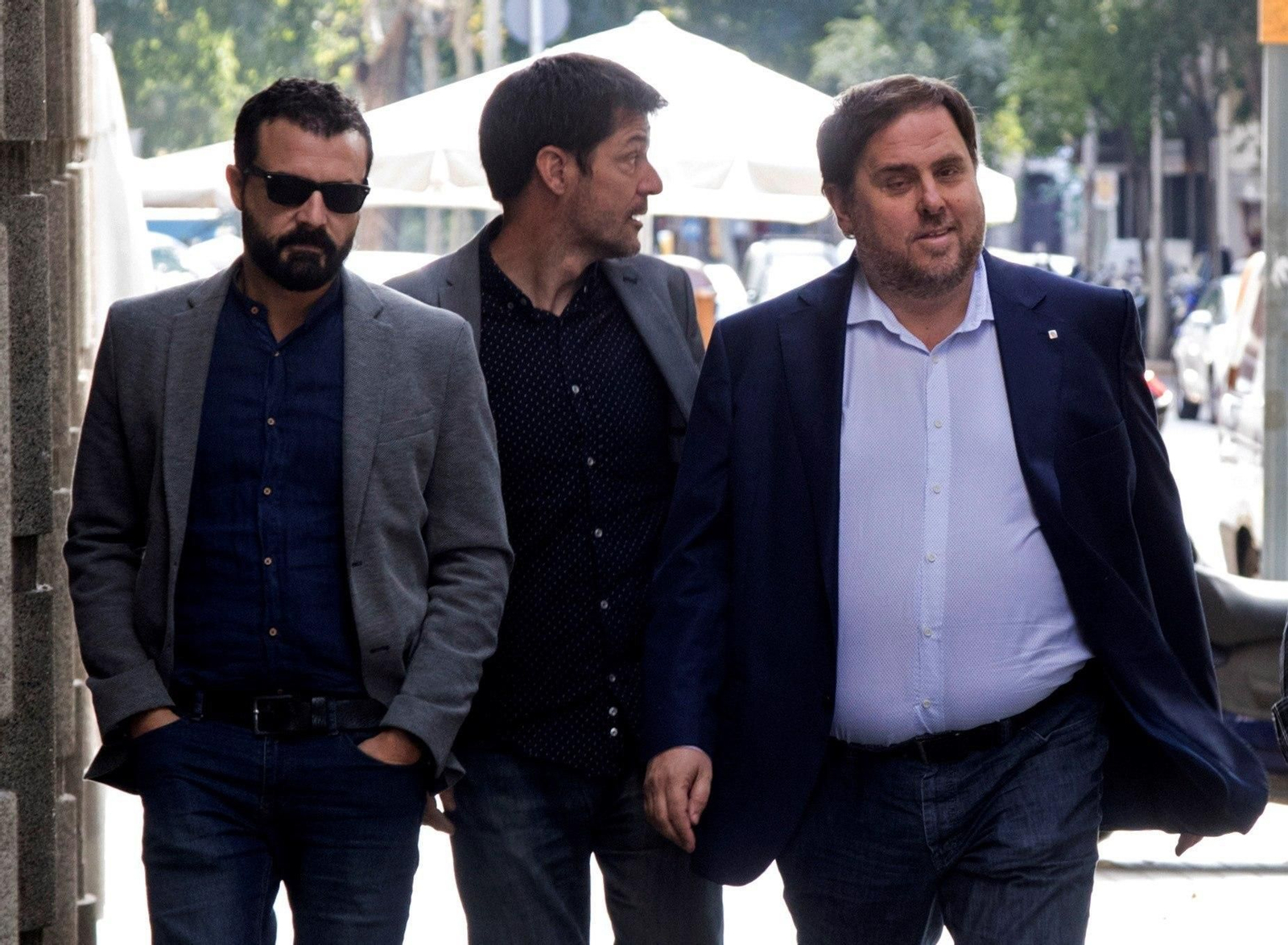 El ya ex vicepresidente del Gobierno catalán, Oriol Junqueras, a su llegada ayer a la reunión de la Ejecutiva de ERC acompañado de compañeros de partido.
