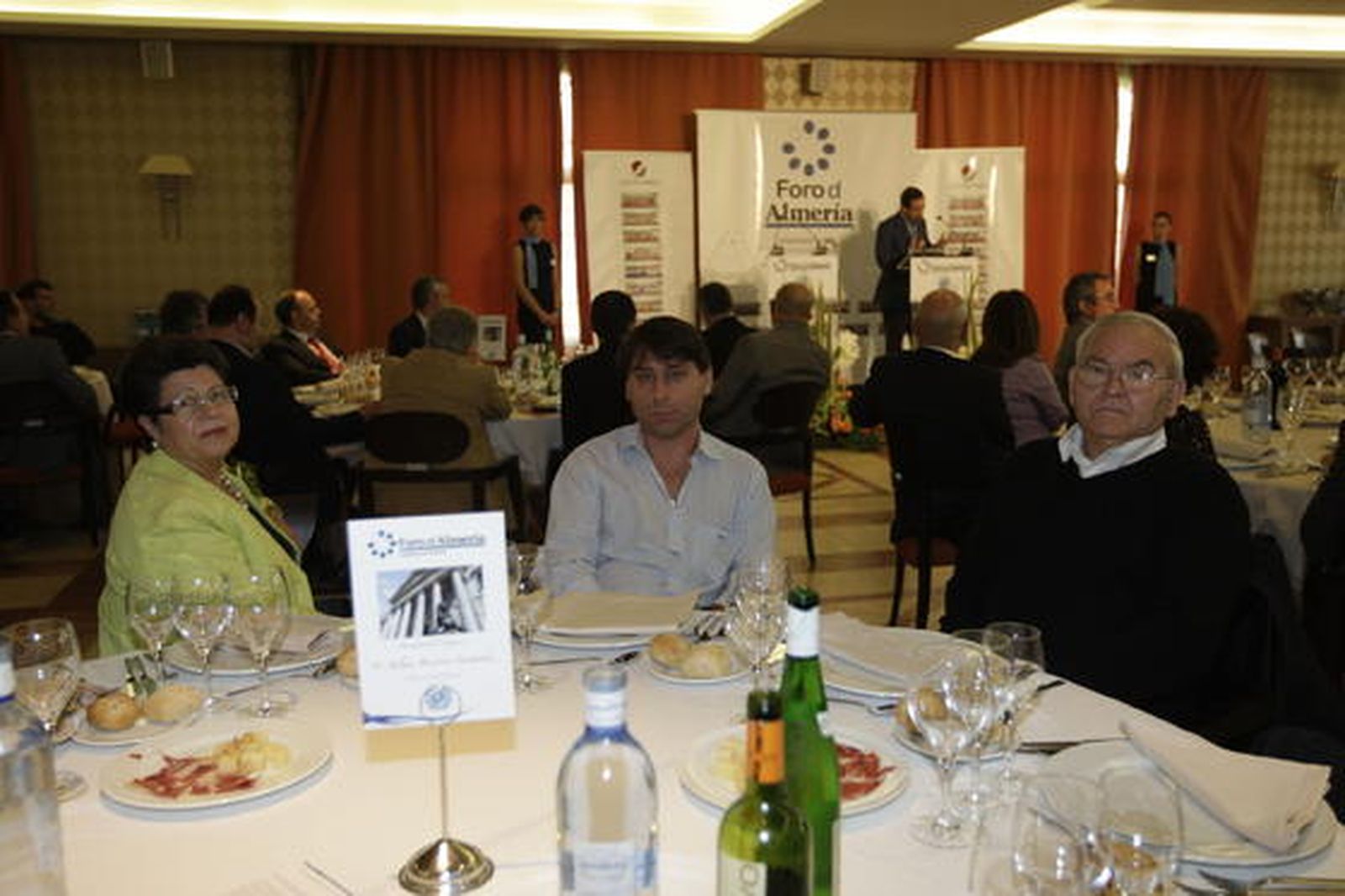 Mercedes Pérez, Daniel Lorenzo y Antonio Pérez Sánchez, constructor, aguardan la conferencia de José Bono. 

Foto: Fran Leonardo
