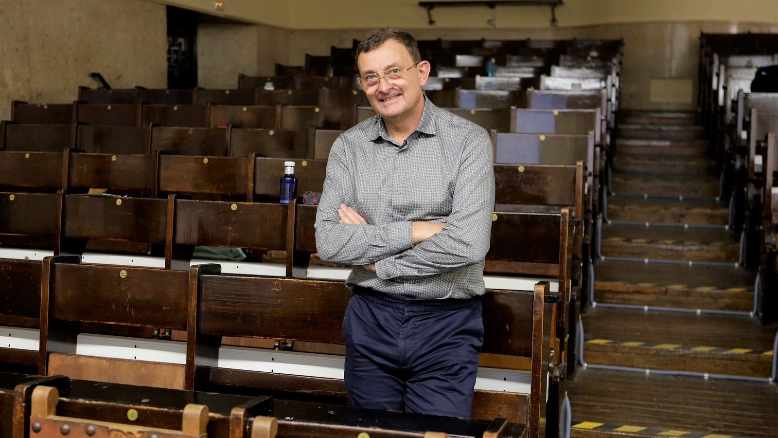 Richard Bueno Hudson en la bancada del aula de Filología donde dio la conferencia.