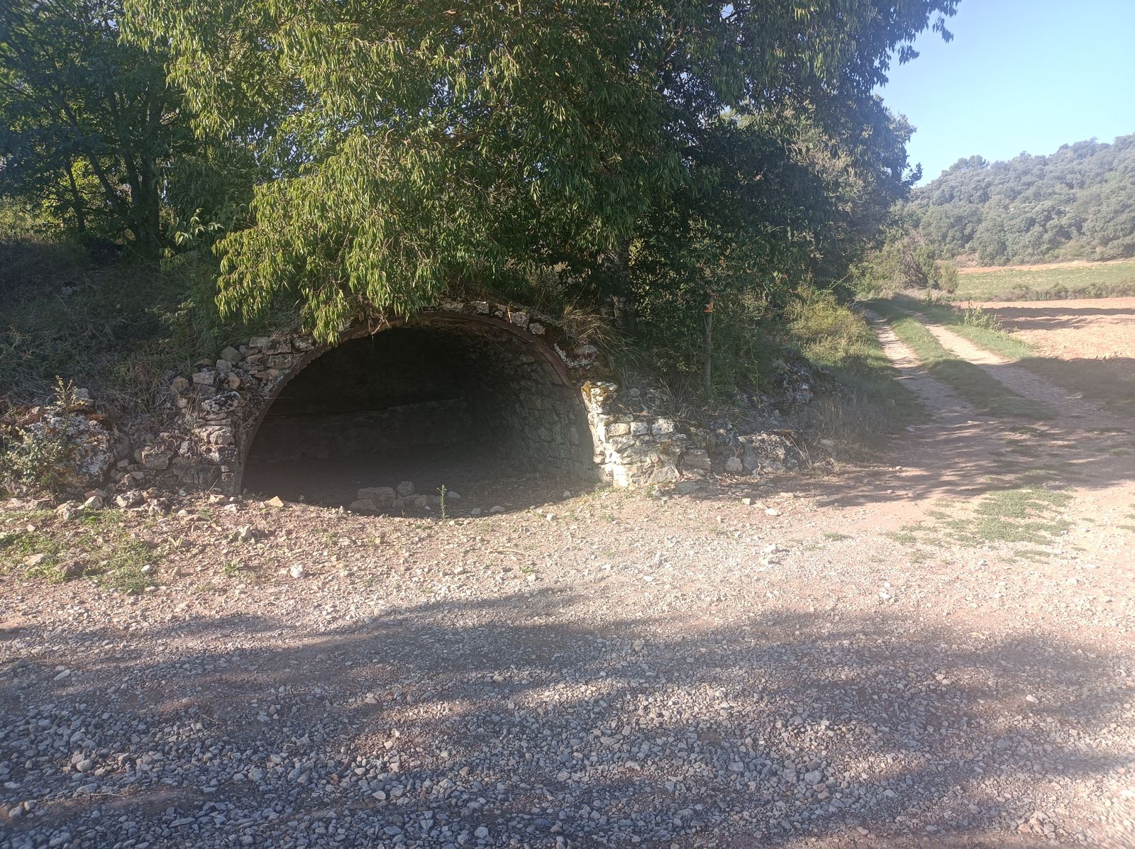 Cerca del lavadero hay una pequeña cueva con una fuente.