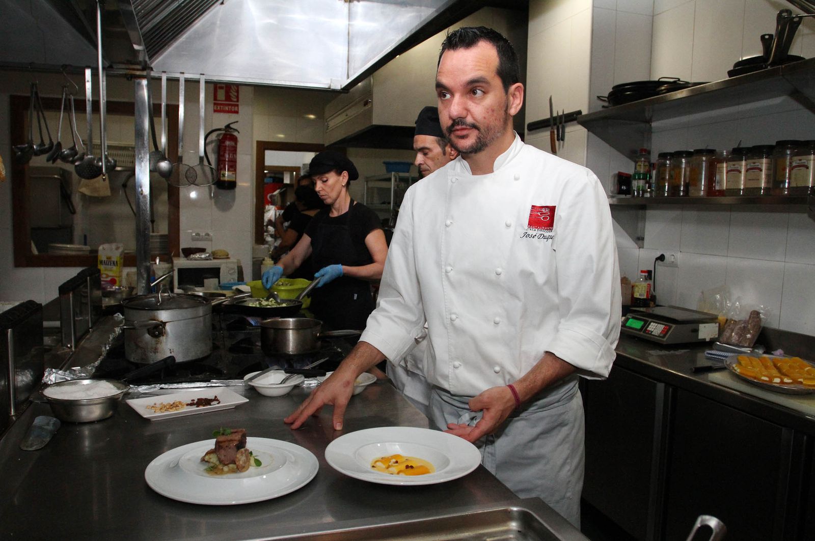 El chef José Duque en la cocina del restaurante Macha.