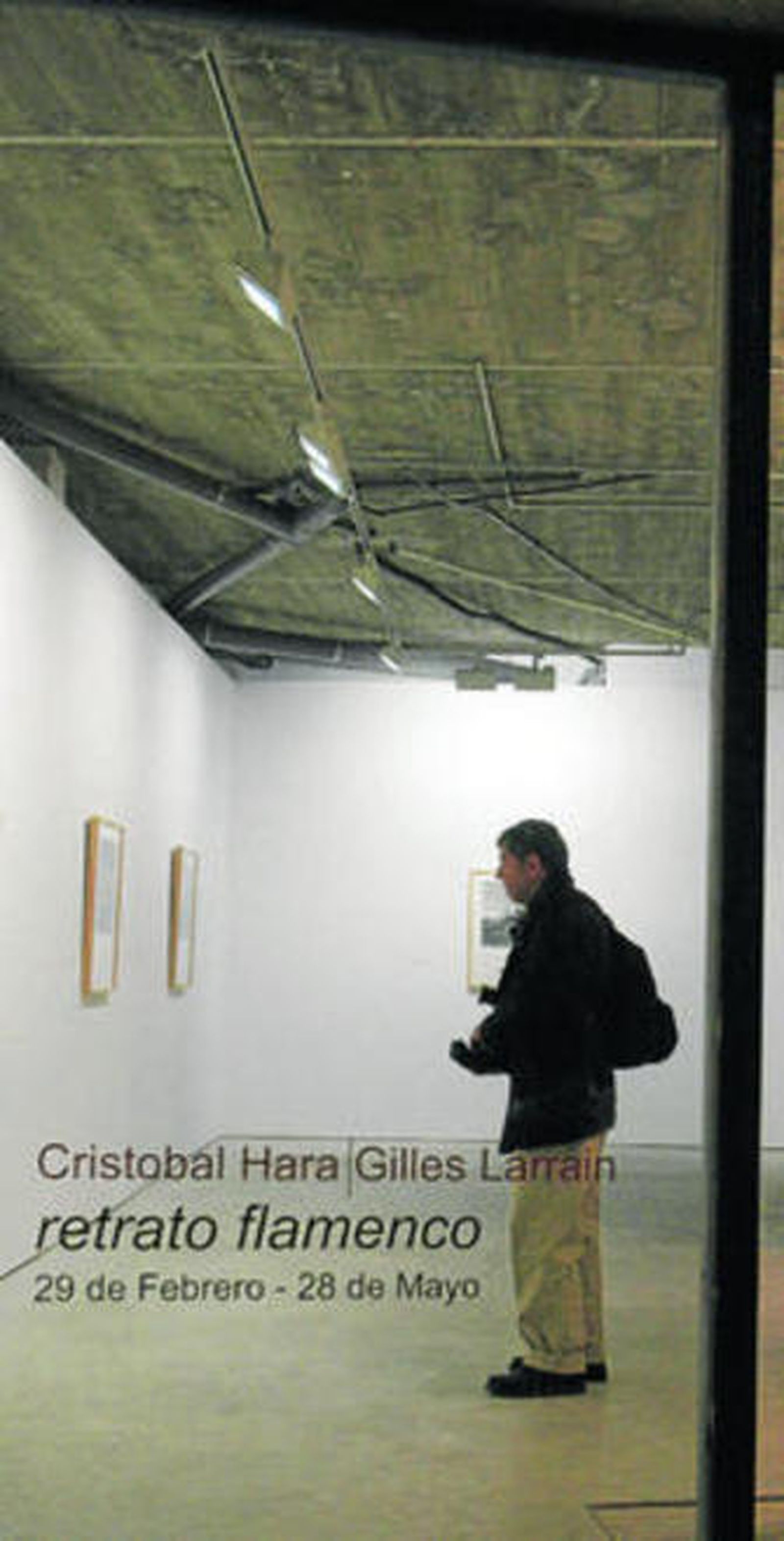 Un visitante en el interior de la galería Delamadrid+Gómez.