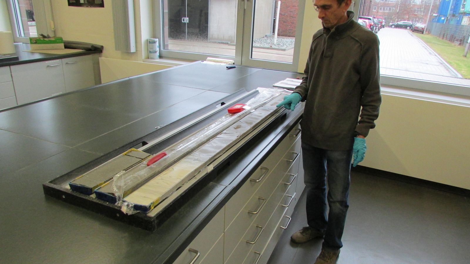 Francisco Javier Rodríguez-Tovar, catedrático del departamento de Estratigrafía y Paleontología de la UGR, señala la capa del impacto del meteorito,