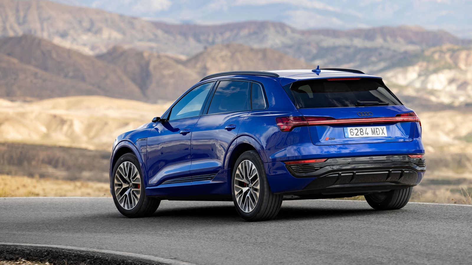 La dirección más rápida, el reajustes de la suspensión neumática y controles electrónicos evolucionados potencian el comportamiento de estos eléctricos.