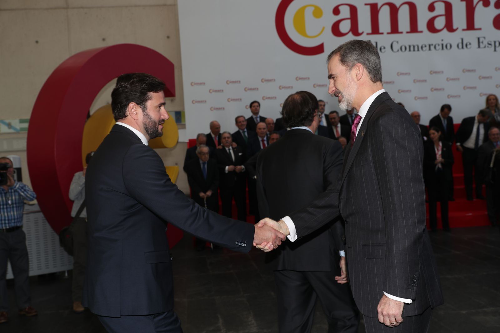 El presidente de la Cámara de Huelva, Daniel Toscano, saluda al Rey de España, Felipe VI.