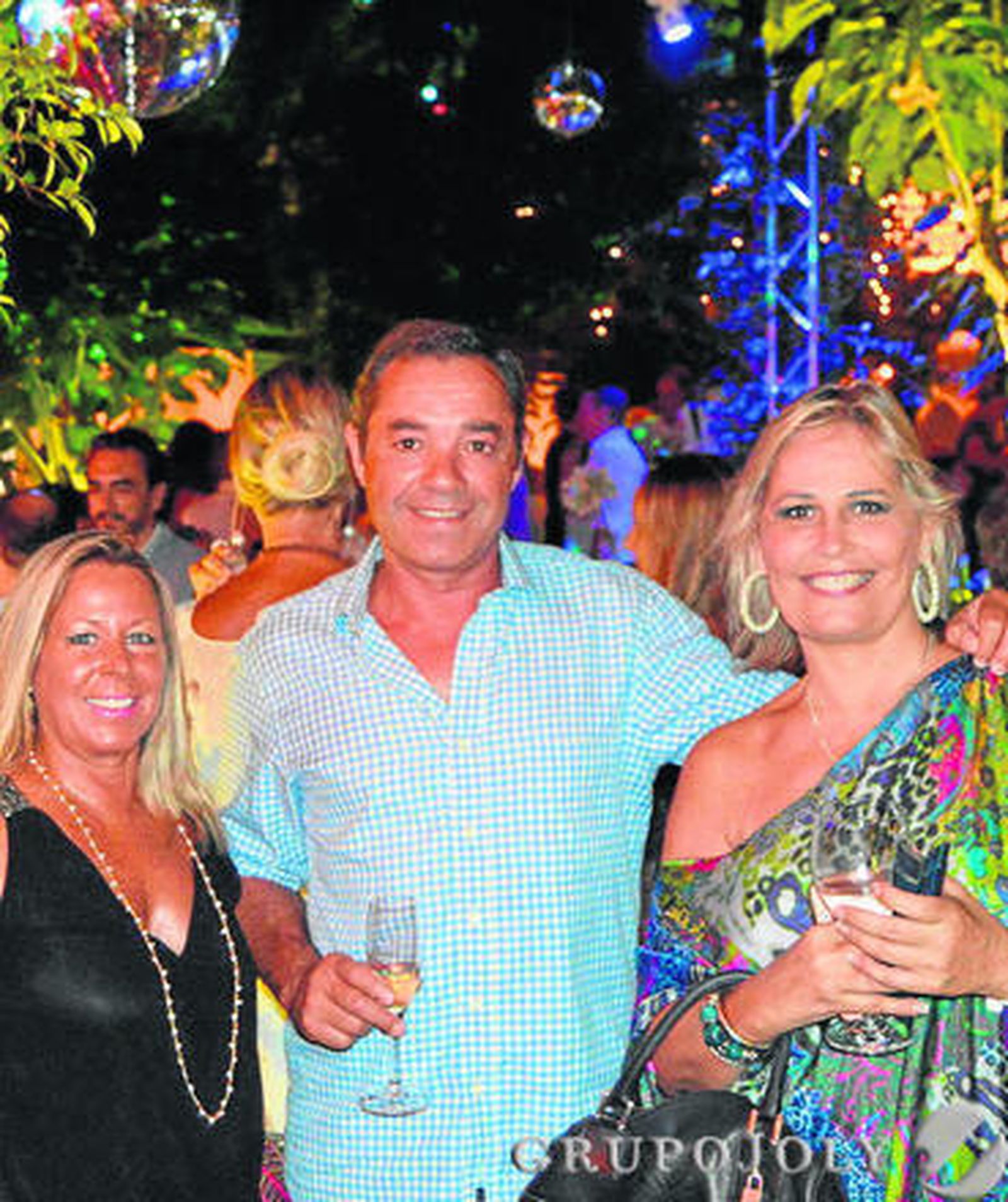 Rocío Pérez Noguera, Carlos Ferradans y  Marie Noelle Eireze, durante la inauguración del Patio del Marbella Club.

Foto: Ignacio Casas de Ciria